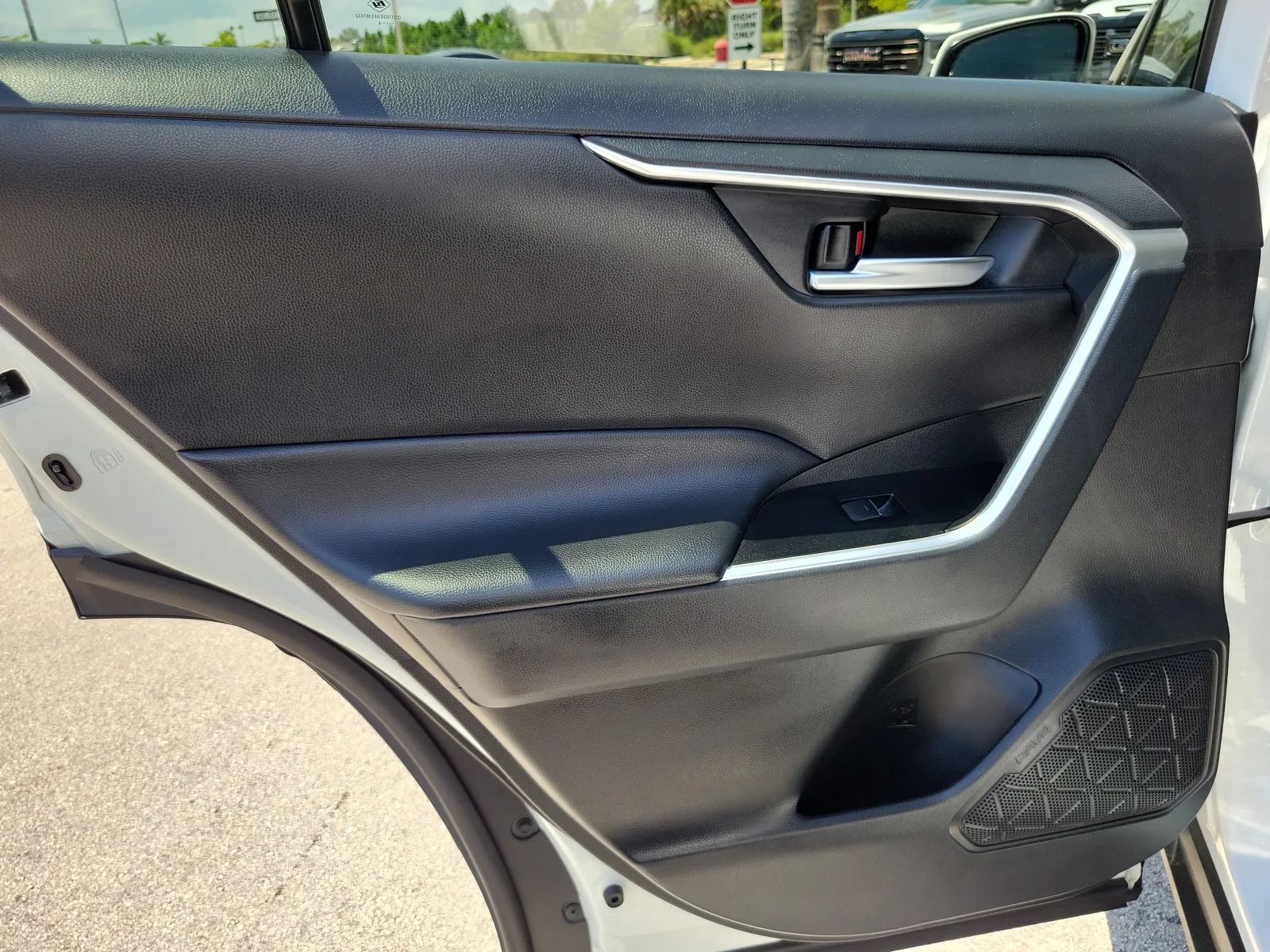 2024 Toyota RAV4 XLE photo 26
