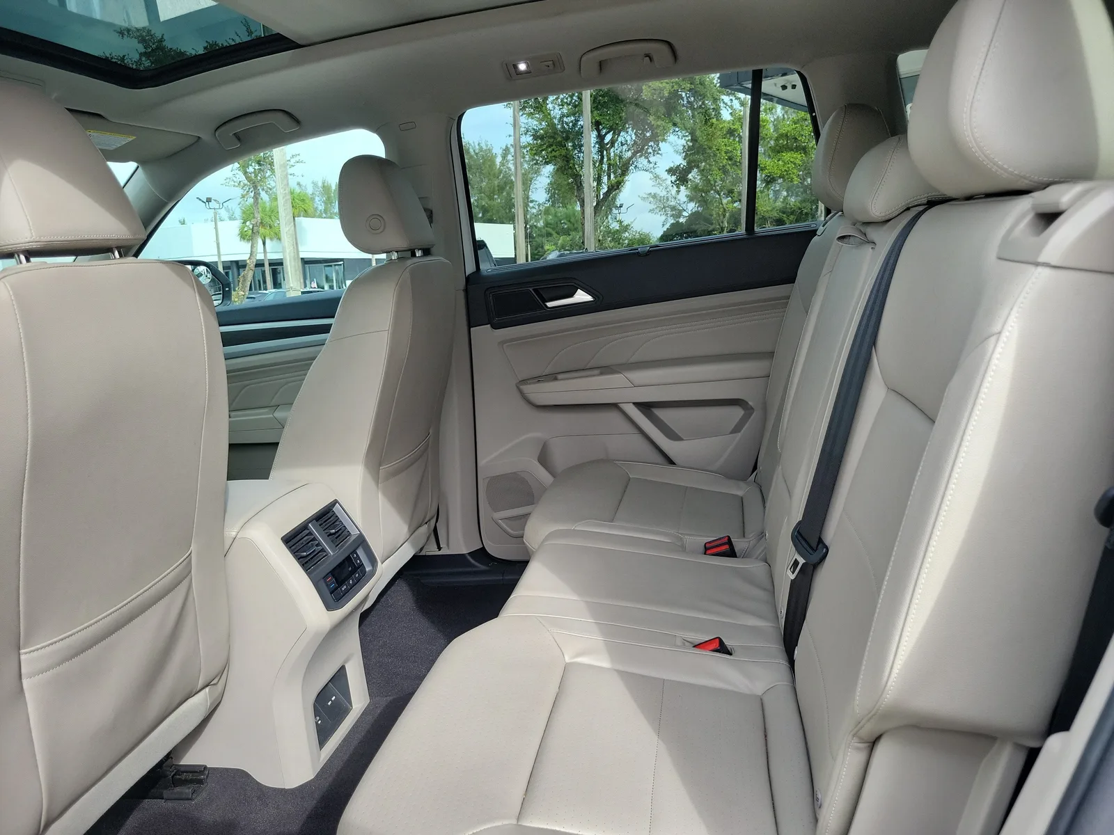 2022 Volkswagen Atlas 3.6L V6 SE w/Technology photo 14