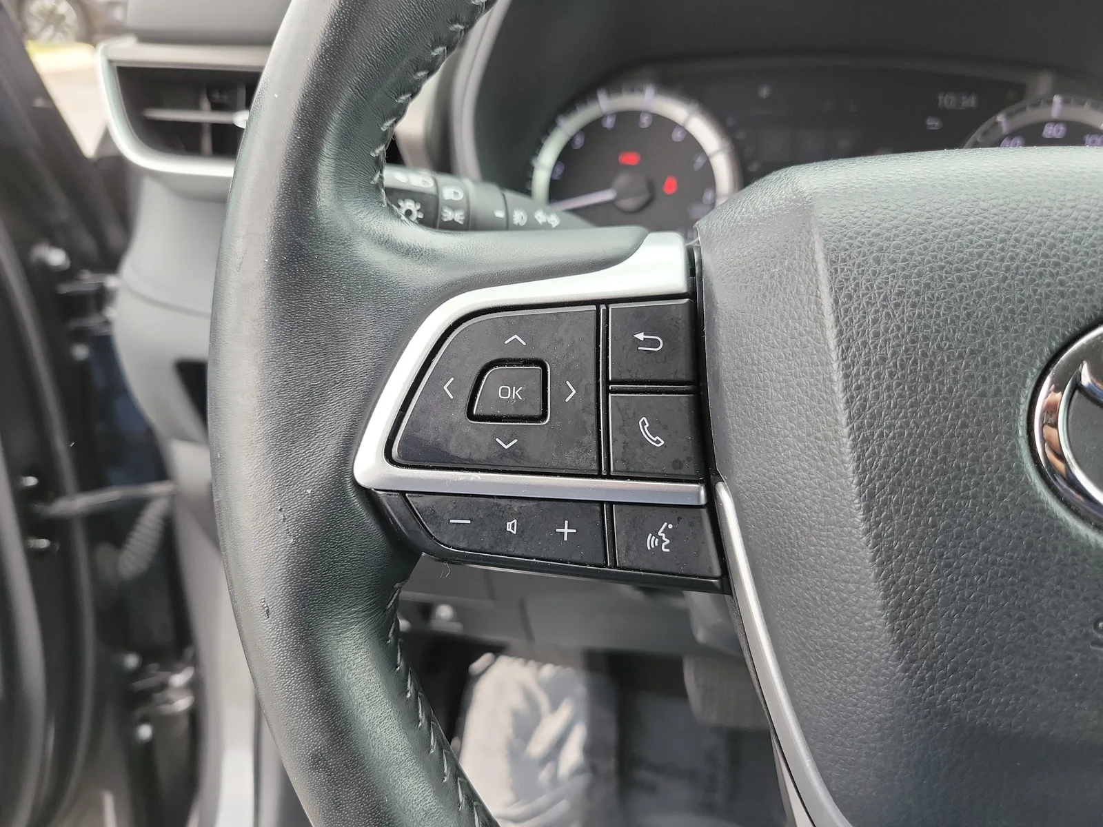2023 Toyota Highlander LE photo 22