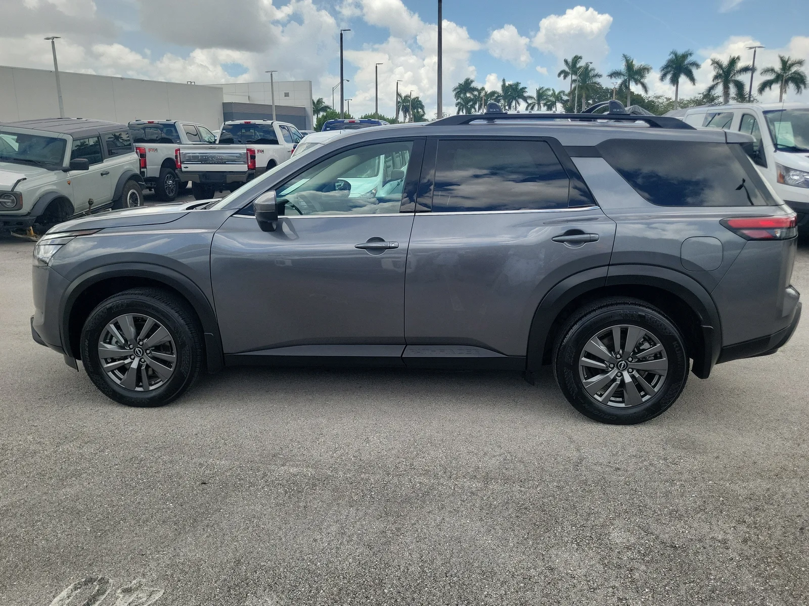 2025 Nissan Pathfinder SV photo 8
