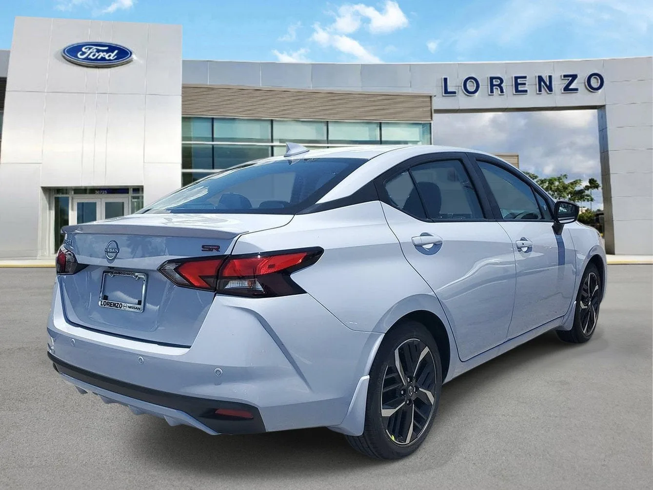 2025 Nissan Versa SR photo 4