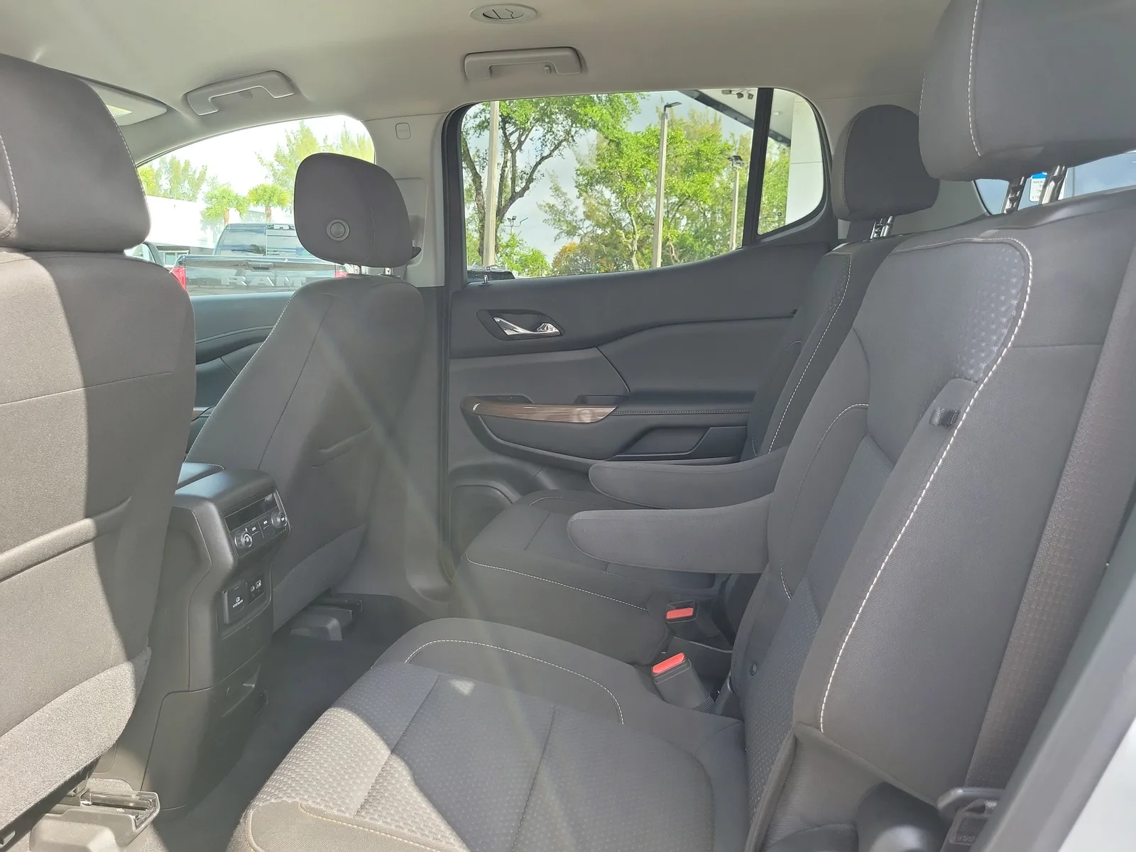 2023 GMC Acadia SLE photo 13