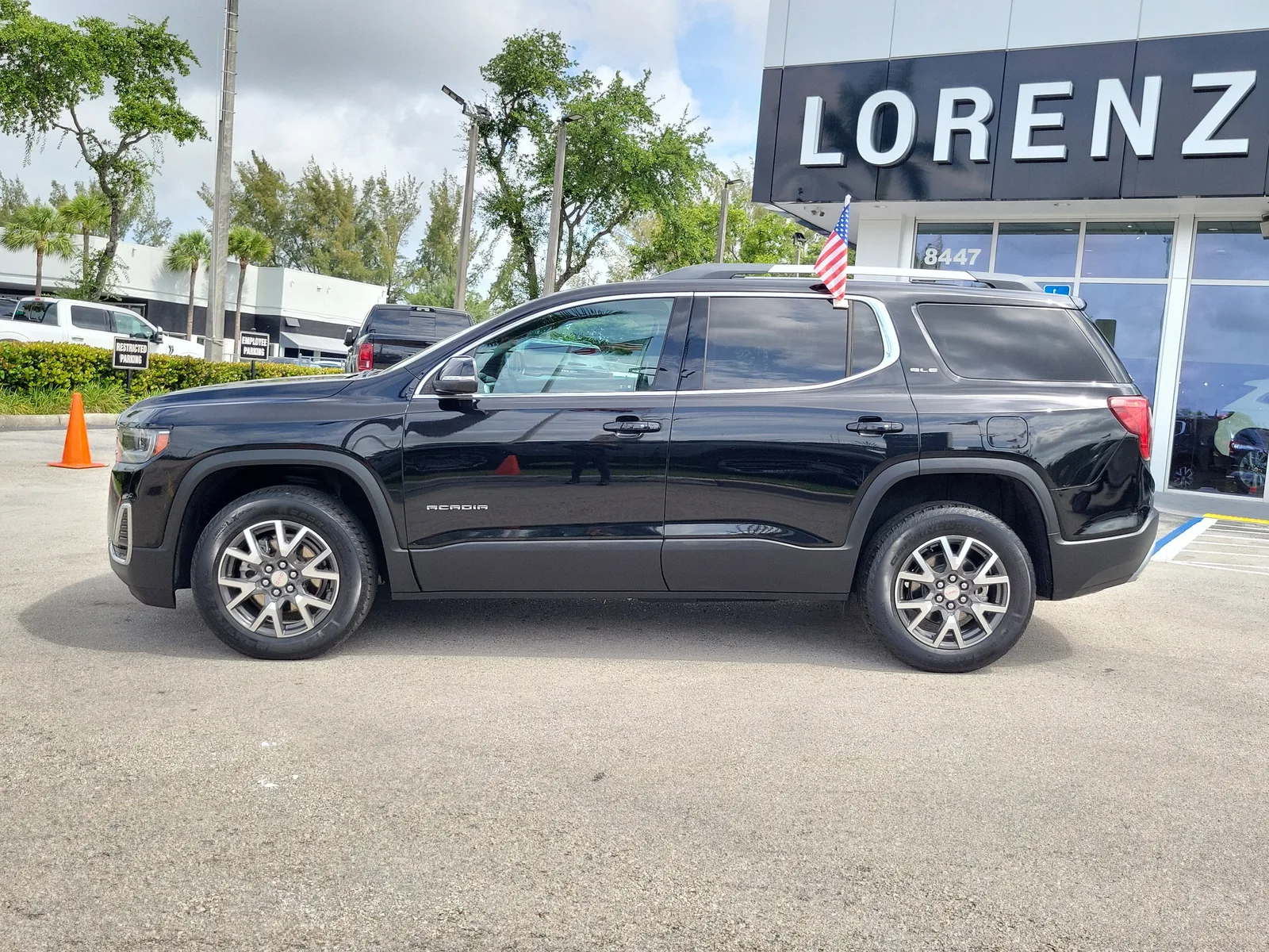 2023 GMC Acadia SLE photo 8