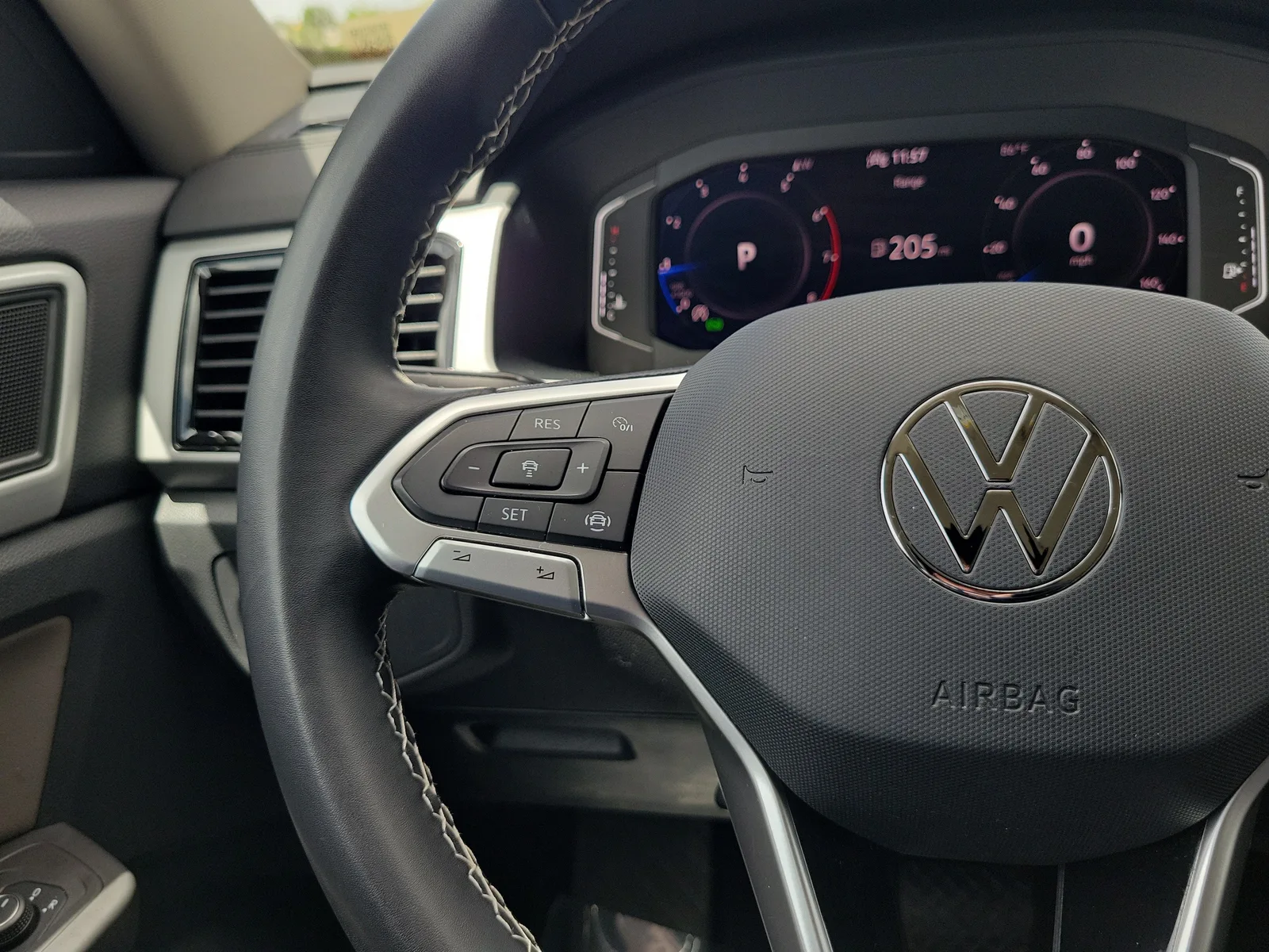 2023 Volkswagen Atlas 3.6L V6 SE w/Technology photo 20