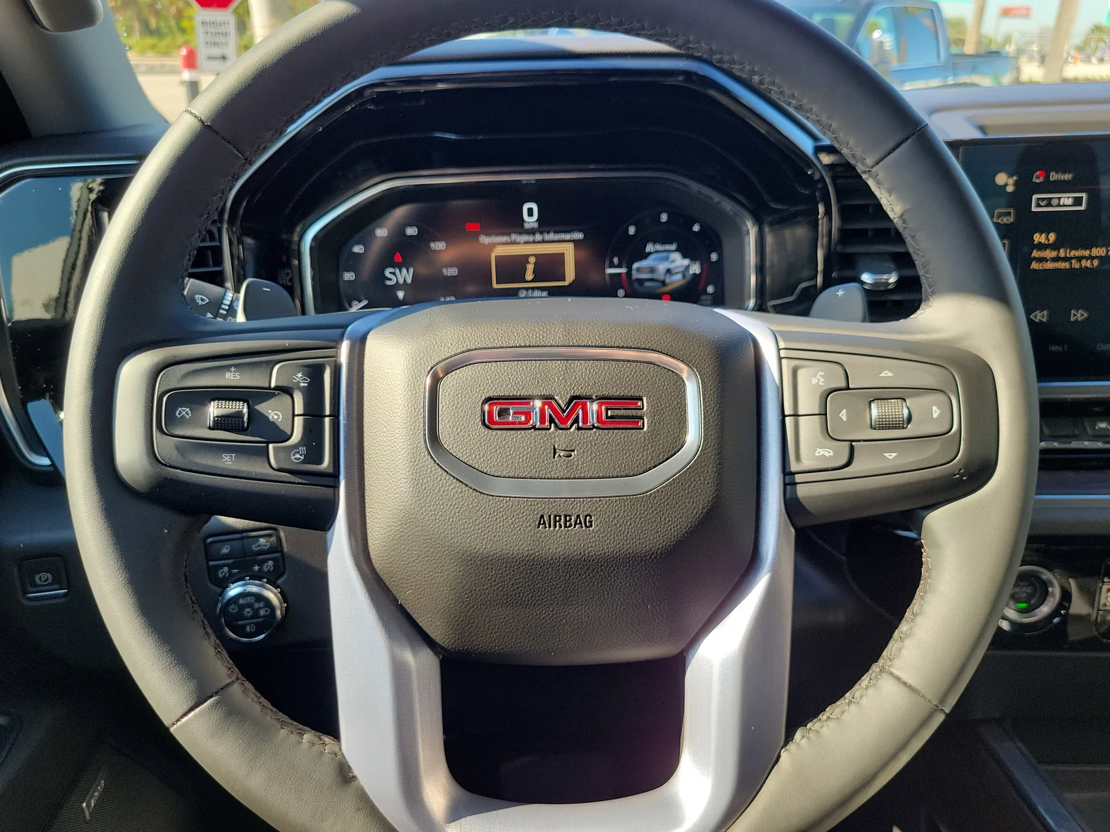 2023 GMC Sierra 1500 SLT photo 17