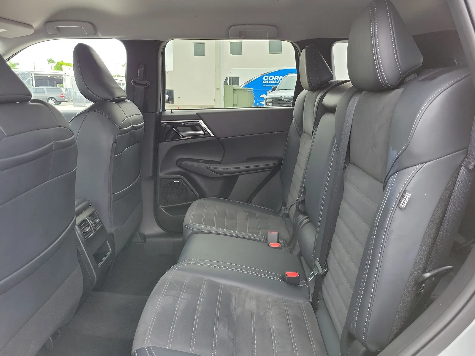 2025 Mitsubishi Outlander SE photo 13