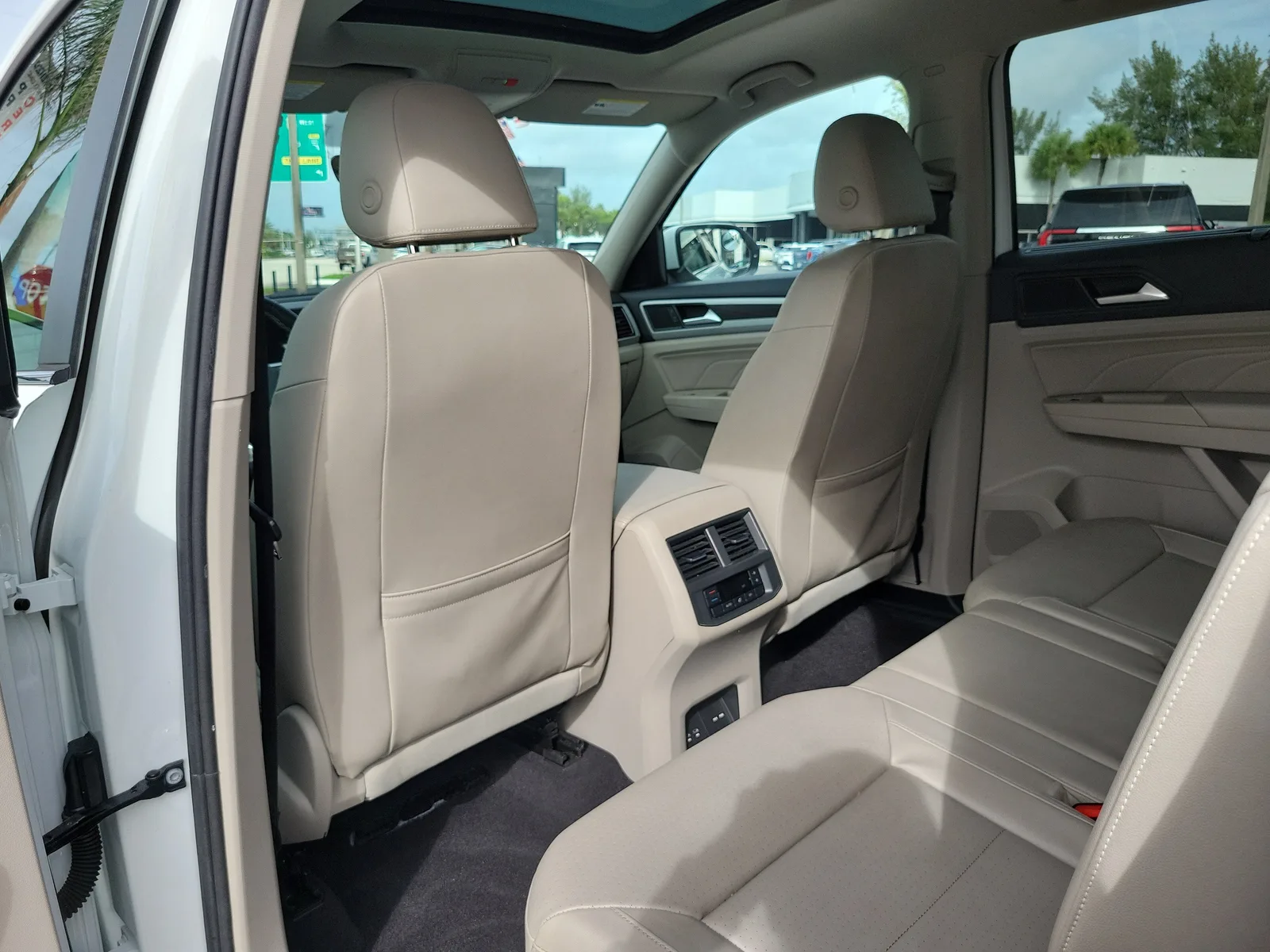 2022 Volkswagen Atlas 3.6L V6 SE w/Technology photo 15