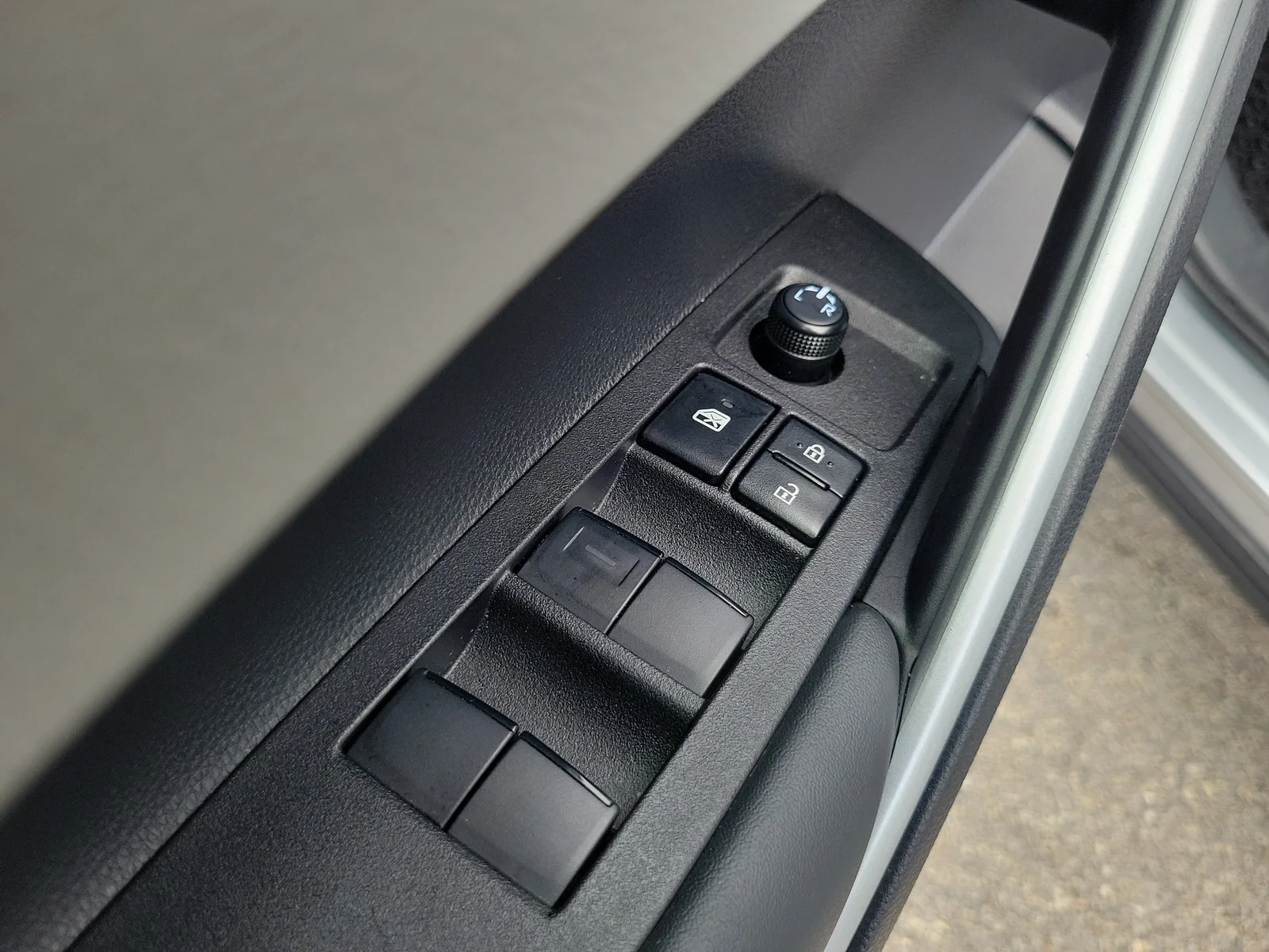 2026 Toyota Corolla Cross L photo 22