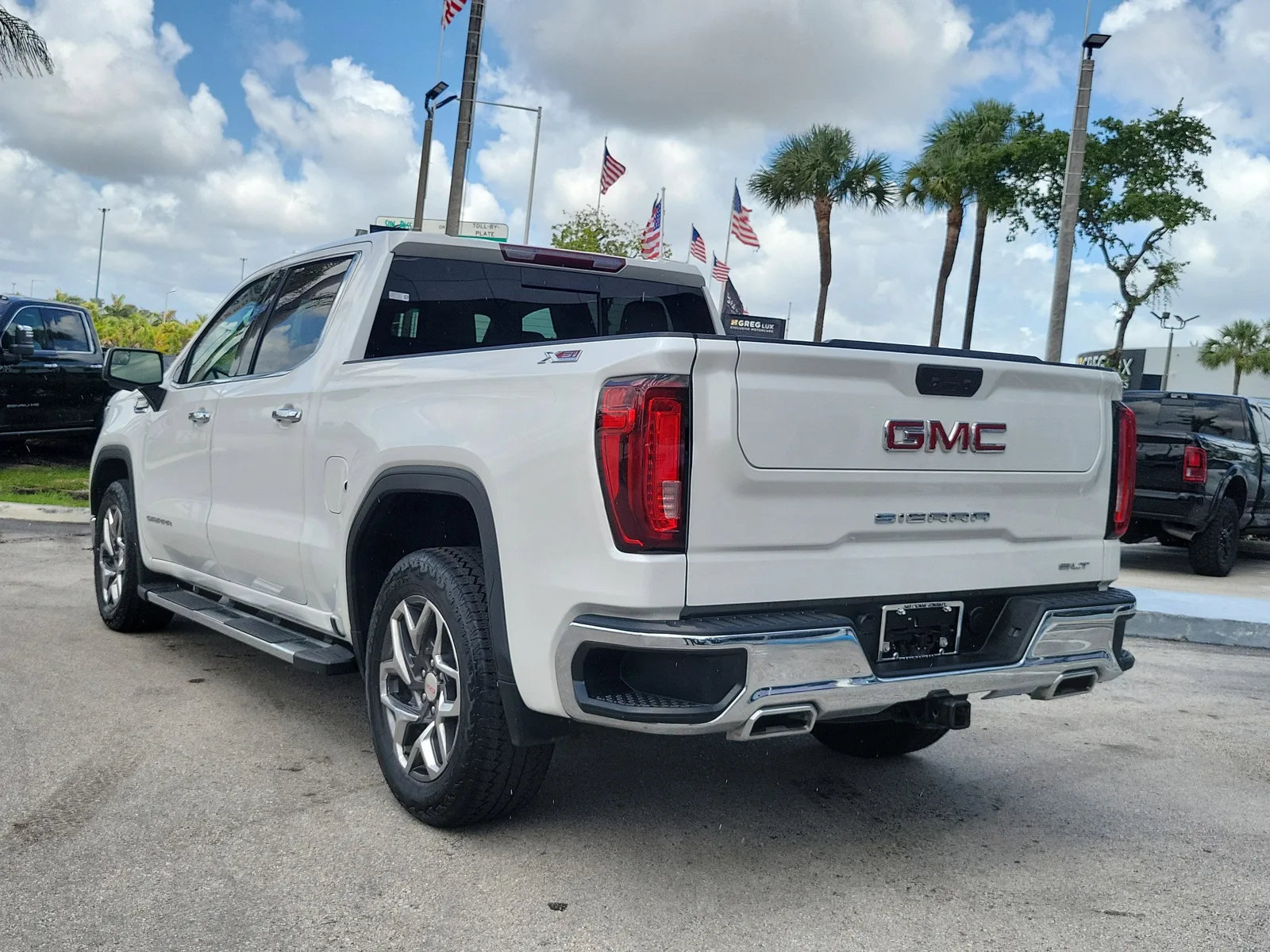 2023 GMC Sierra 1500 SLT photo 7