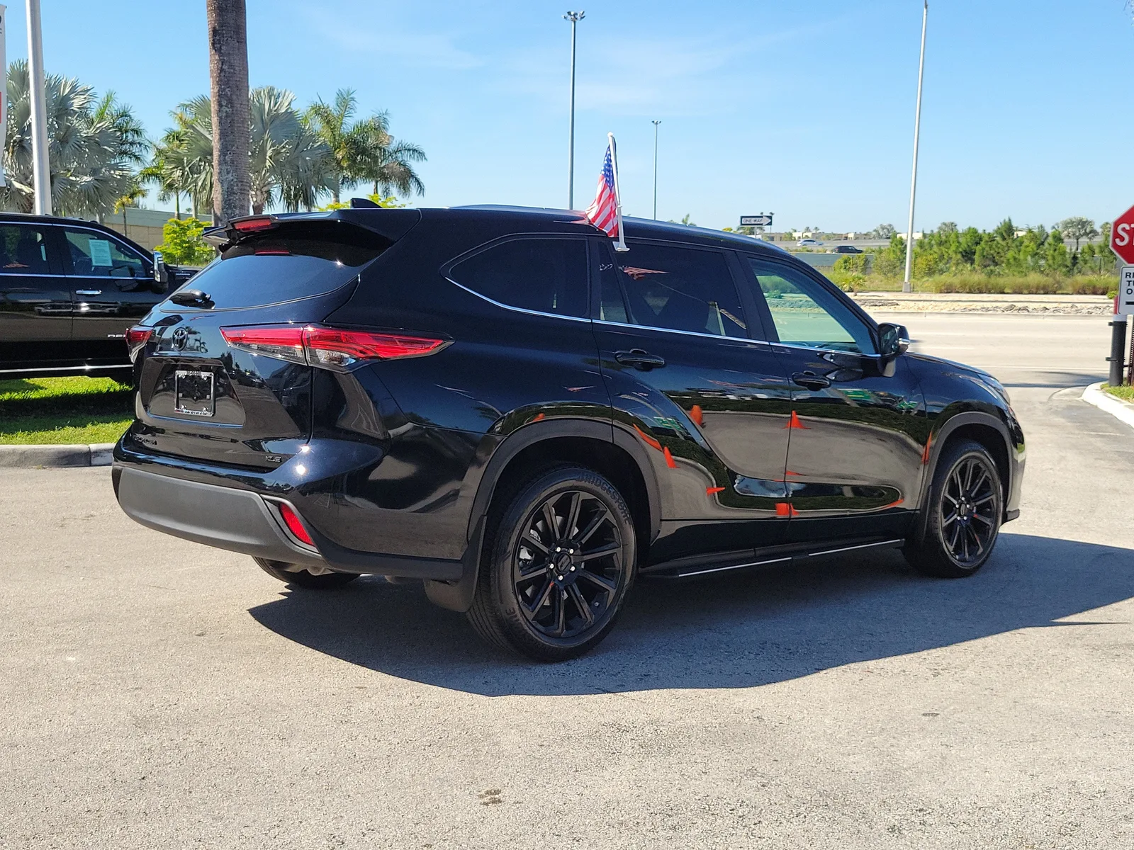 2023 Toyota Highlander L photo 5