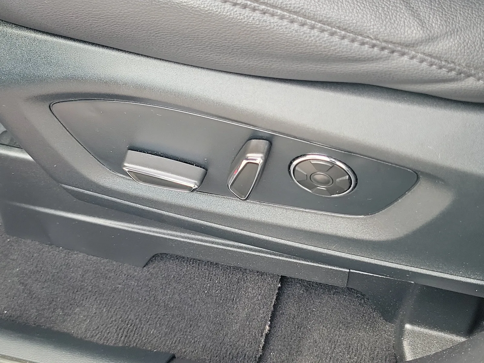 2020 Ford Explorer ST 4WD photo 13