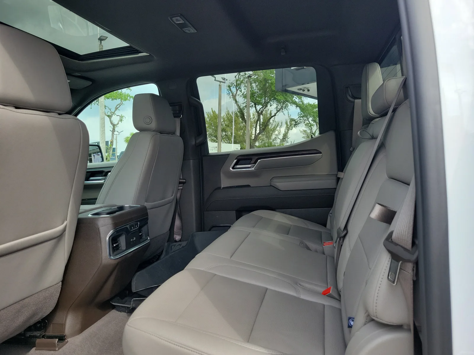 2024 GMC Sierra 1500 SLT photo 14