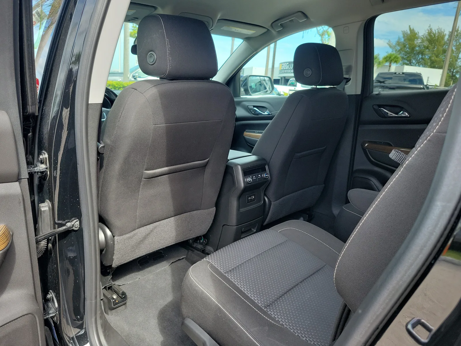 2023 GMC Acadia SLE photo 13