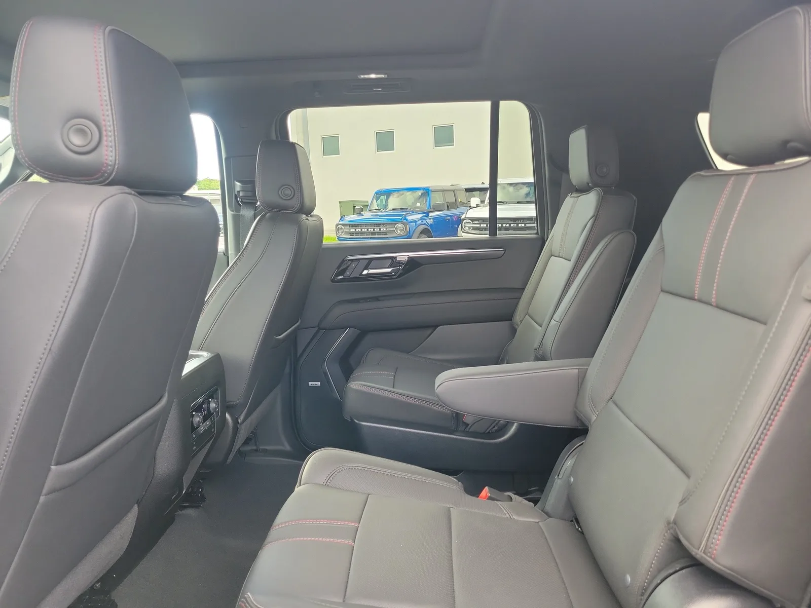 2025 Chevrolet Suburban RST Diesel photo 17