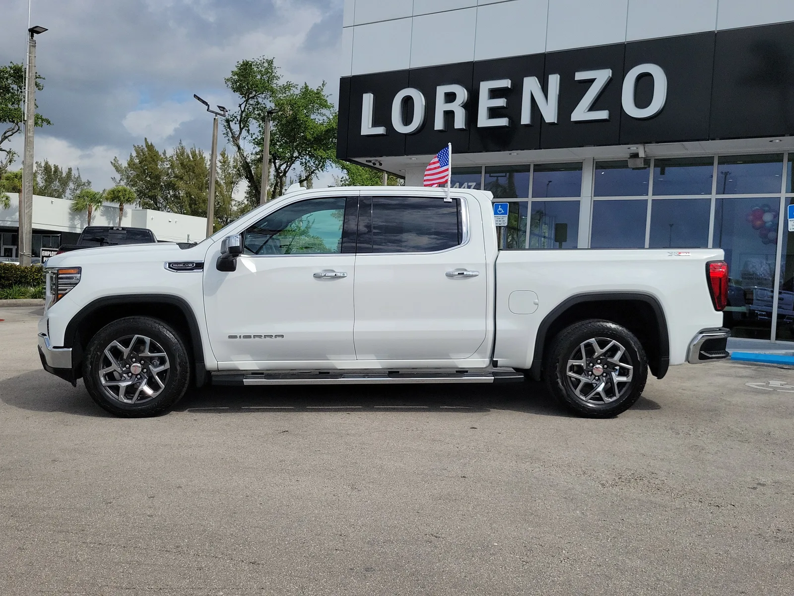 2024 GMC Sierra 1500 SLT photo 8