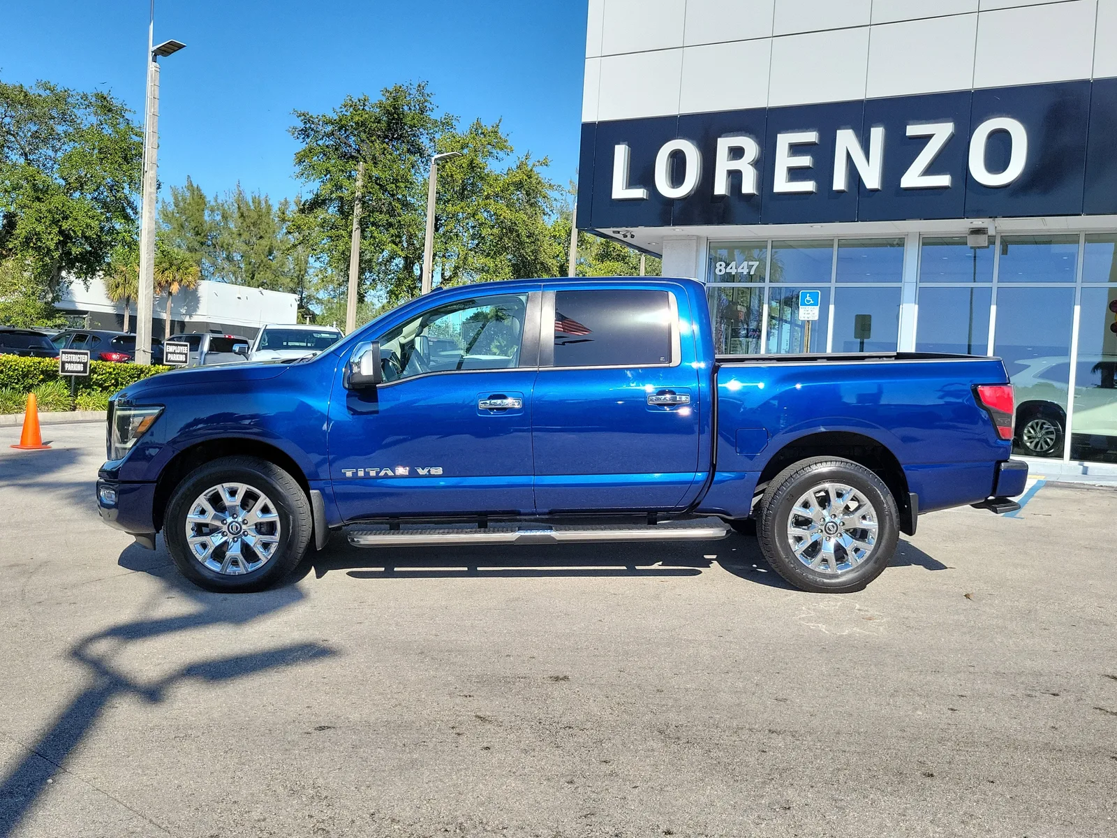 2020 Nissan Titan SL photo 8