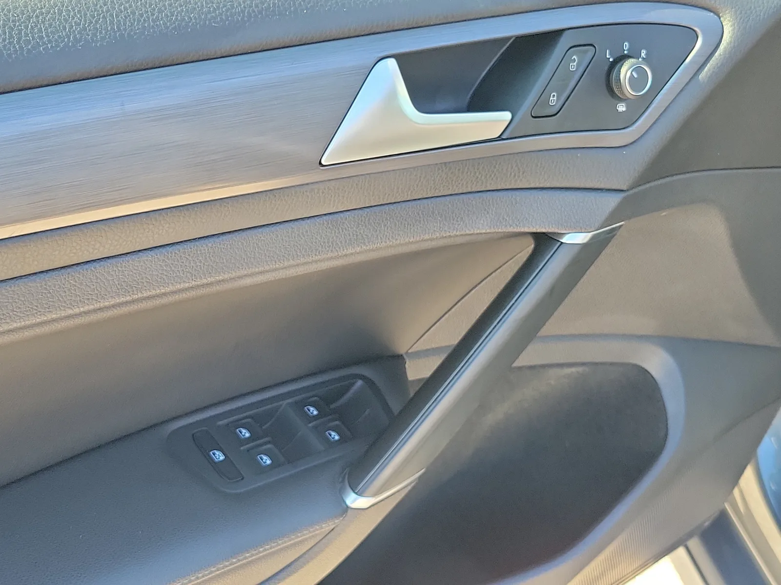 2020 Volkswagen Golf TSI photo 25