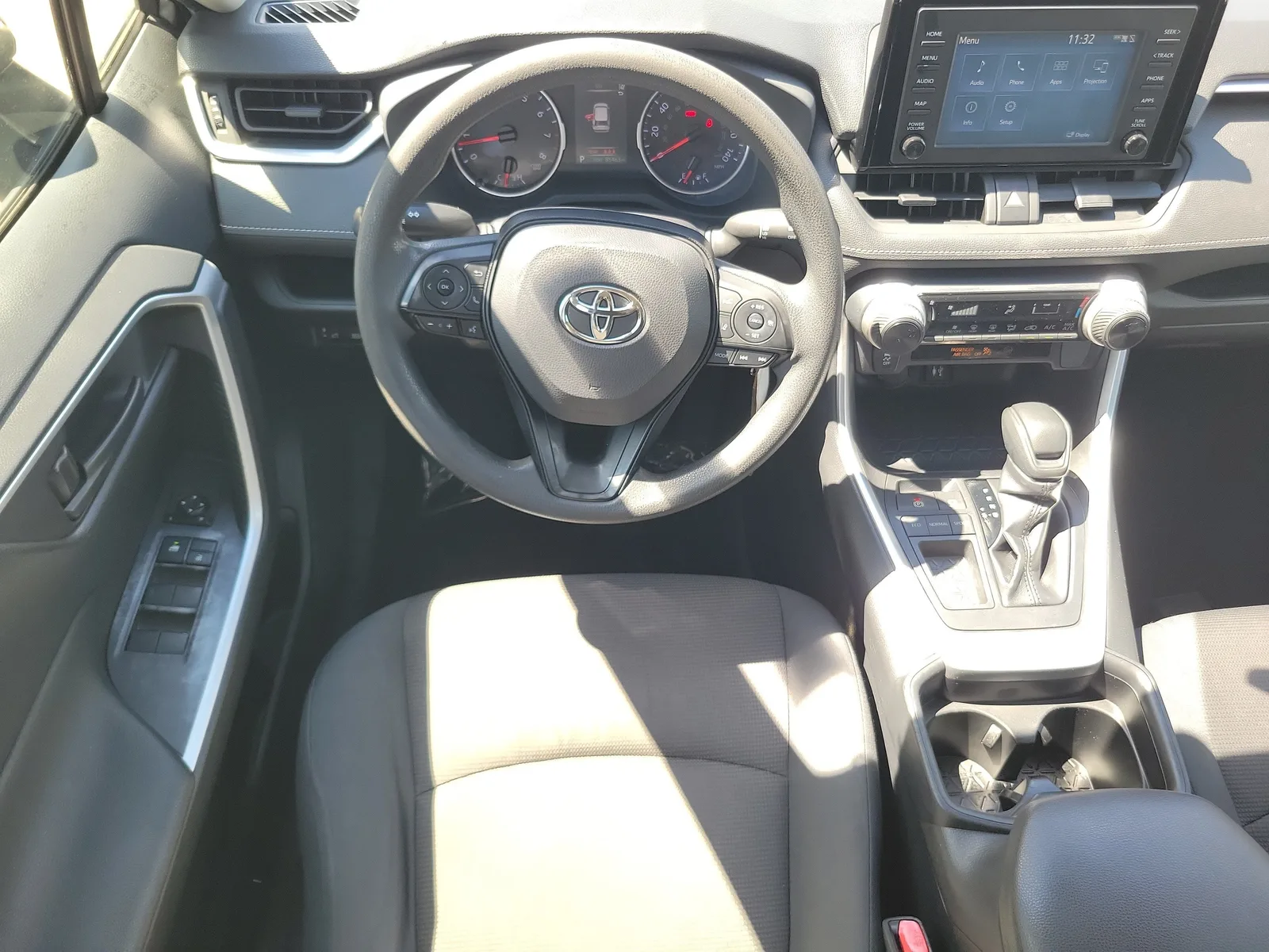 2019 Toyota RAV4 LE photo 18