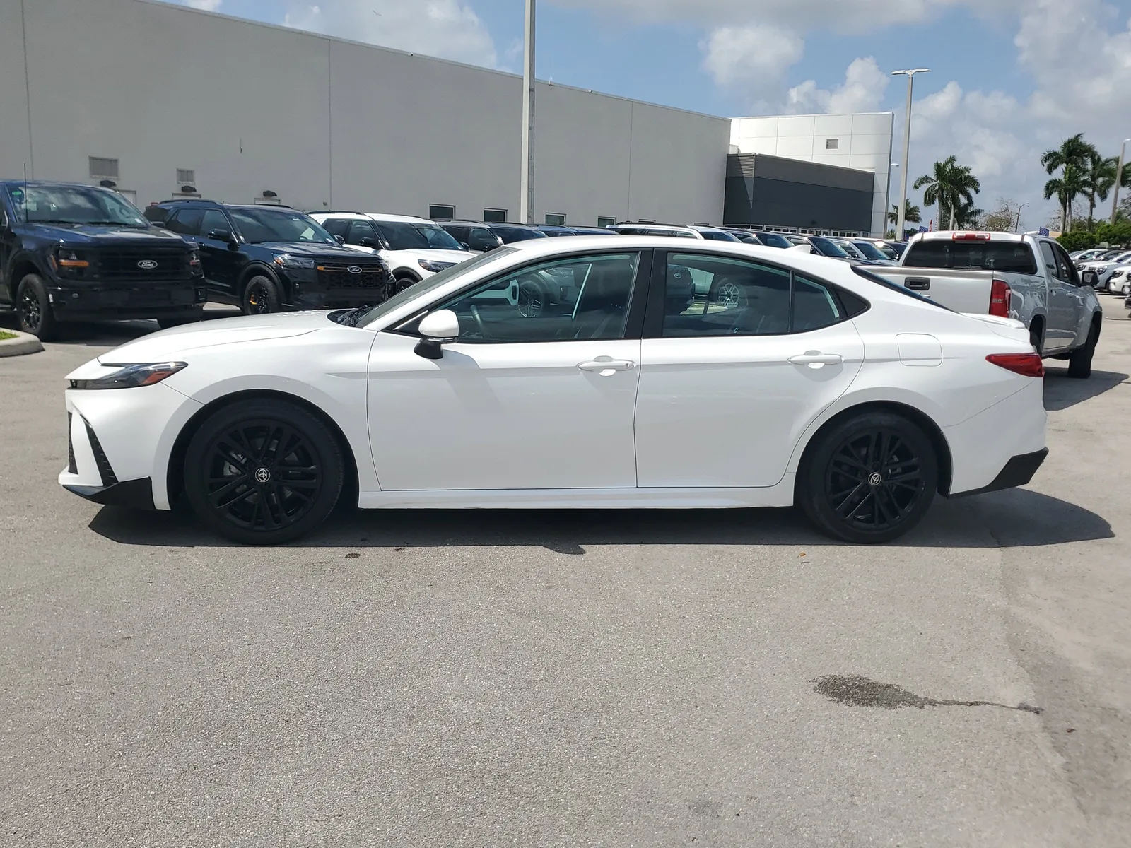 2025 Toyota Camry SE photo 7