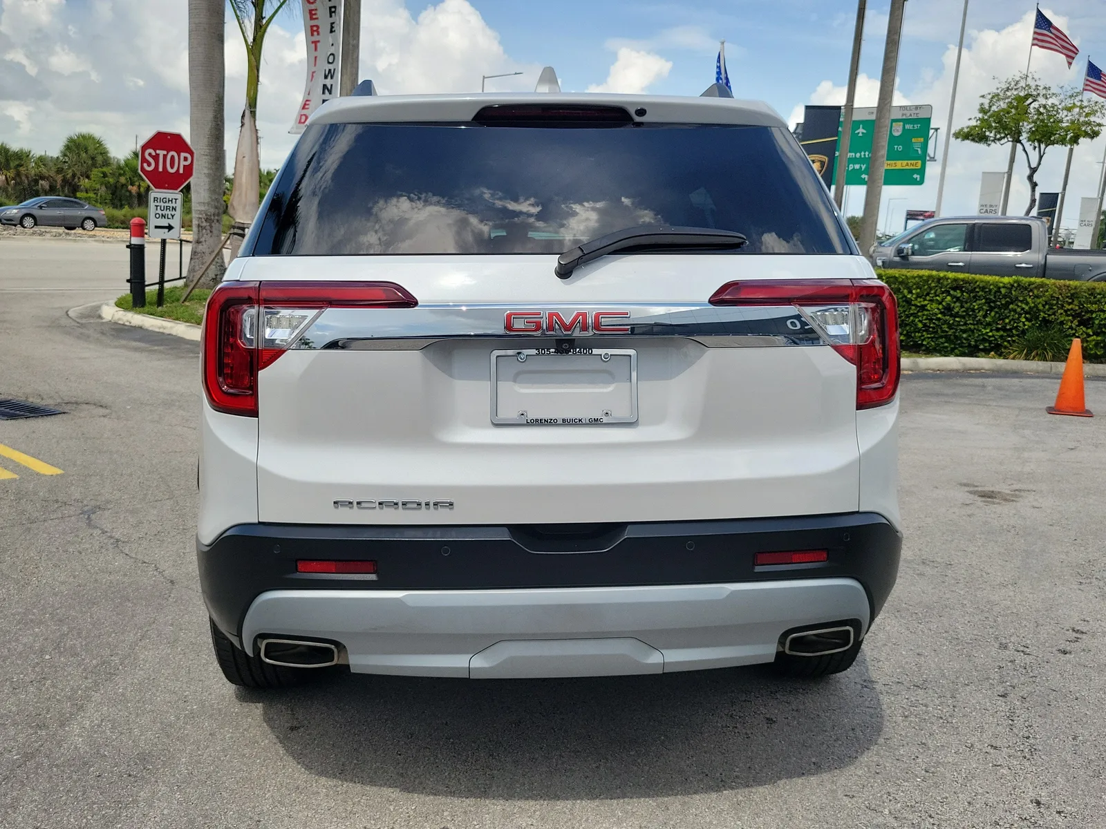 2023 GMC Acadia SLT photo 6