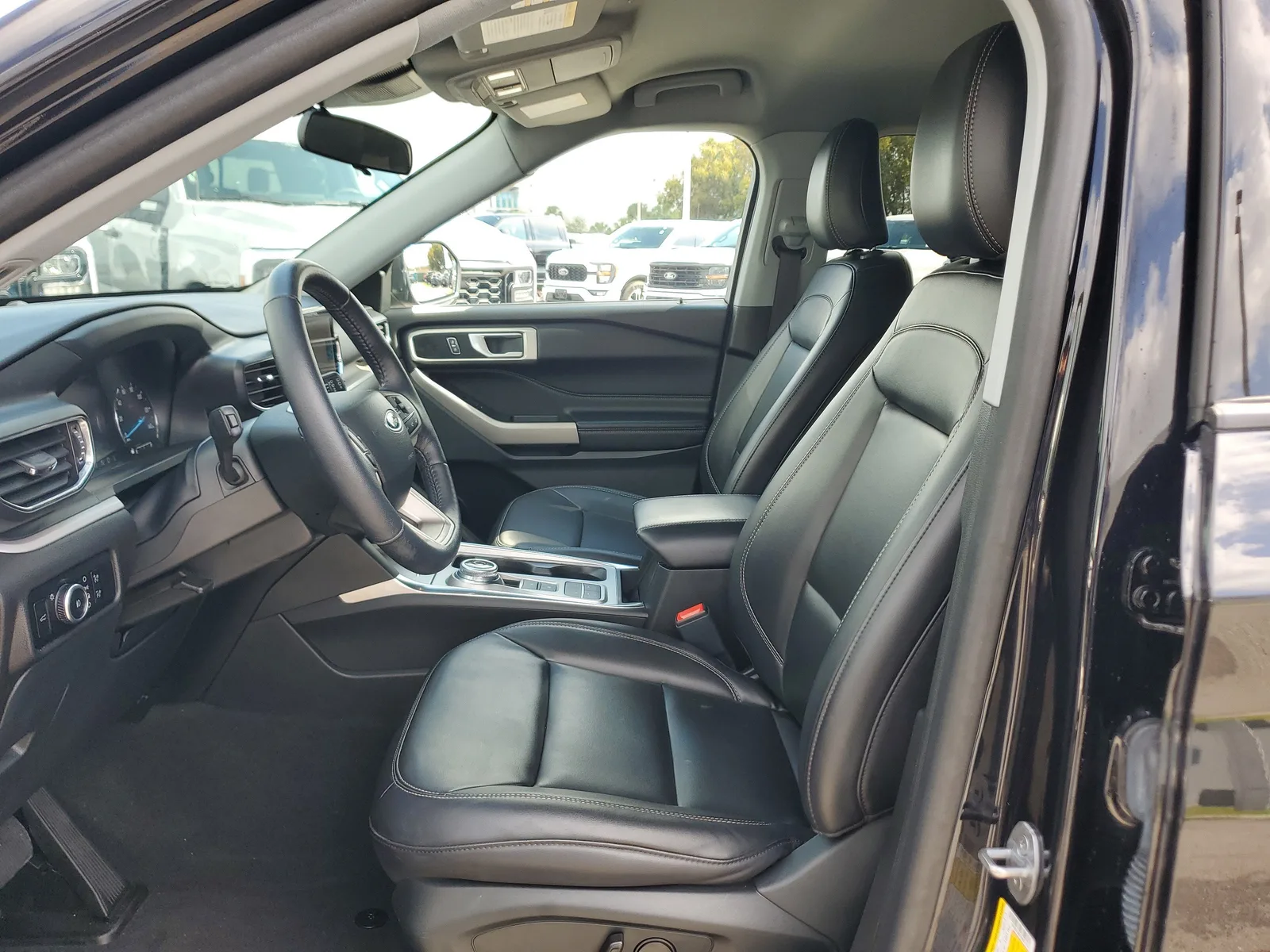 2023 Ford Explorer XLT photo 10