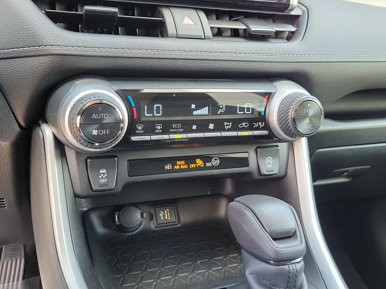2023 Toyota RAV4 XLE photo 30
