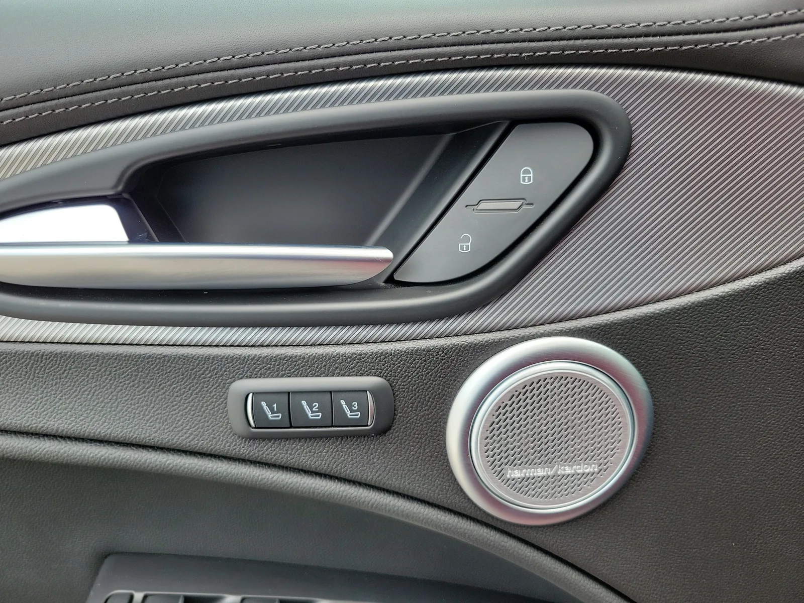 2022 Alfa Romeo Stelvio Veloce 4WD photo 28