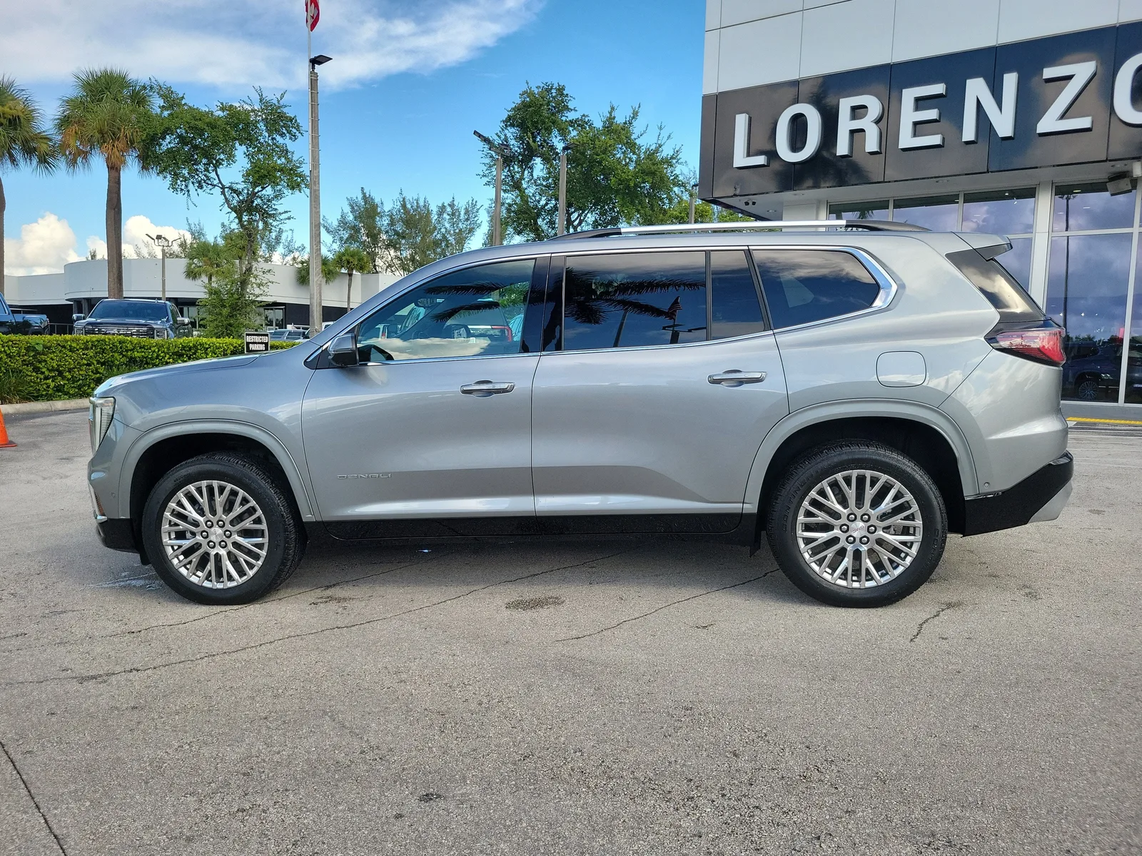 2025 GMC Acadia Denali photo 8