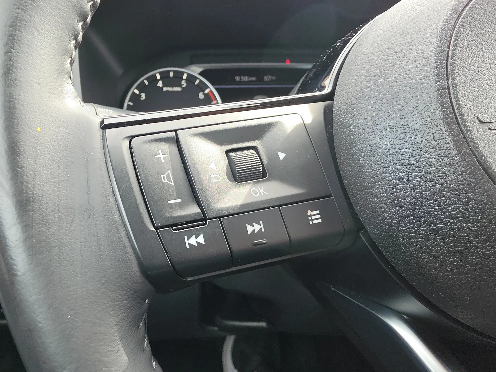 2023 Nissan Rogue SV photo 17