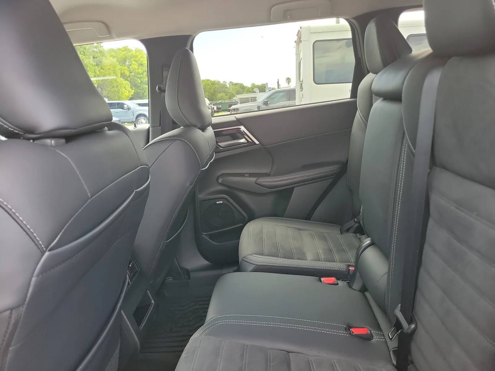 2025 Mitsubishi Outlander SE photo 14
