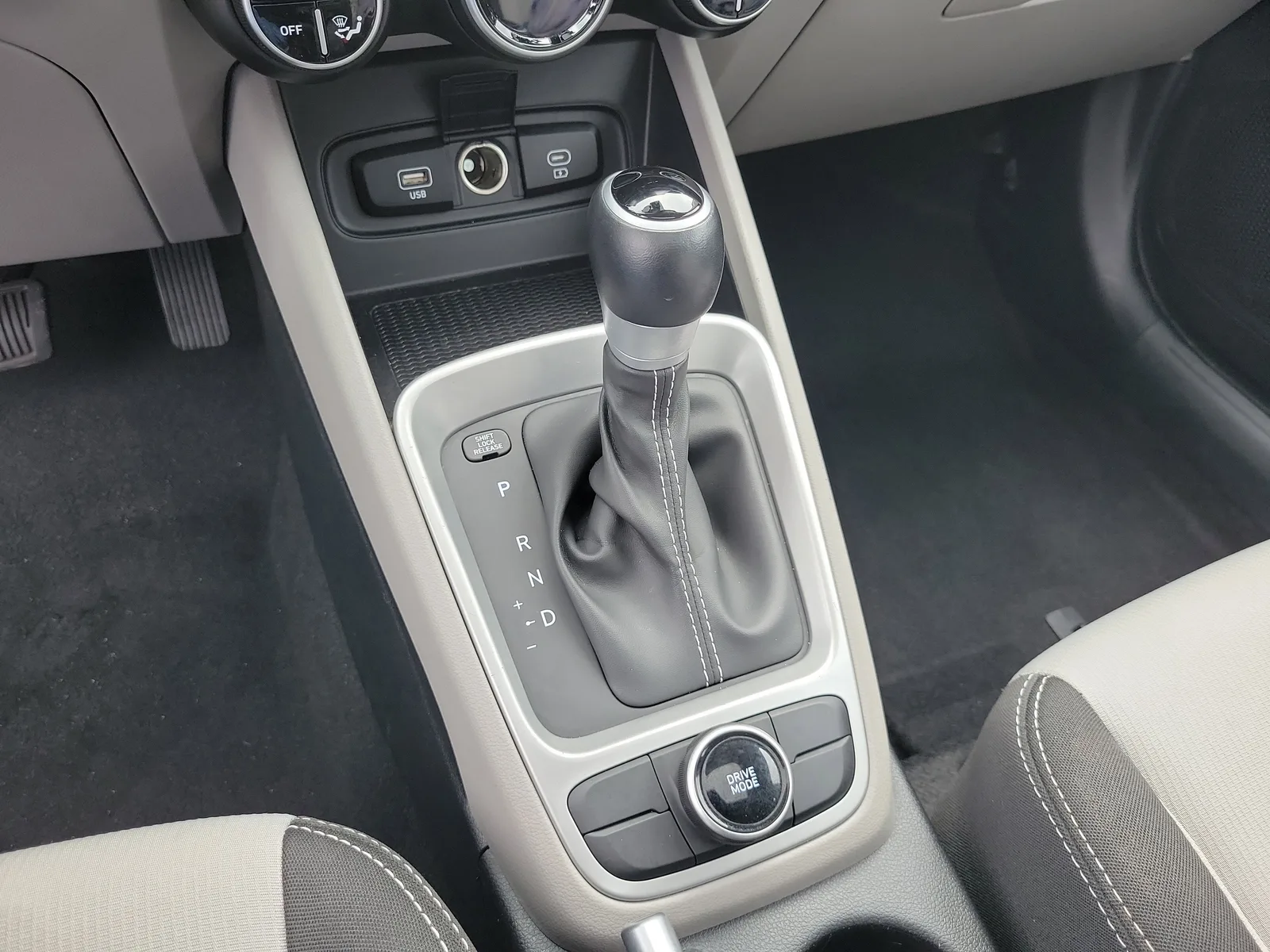 2025 Hyundai Venue SEL photo 25