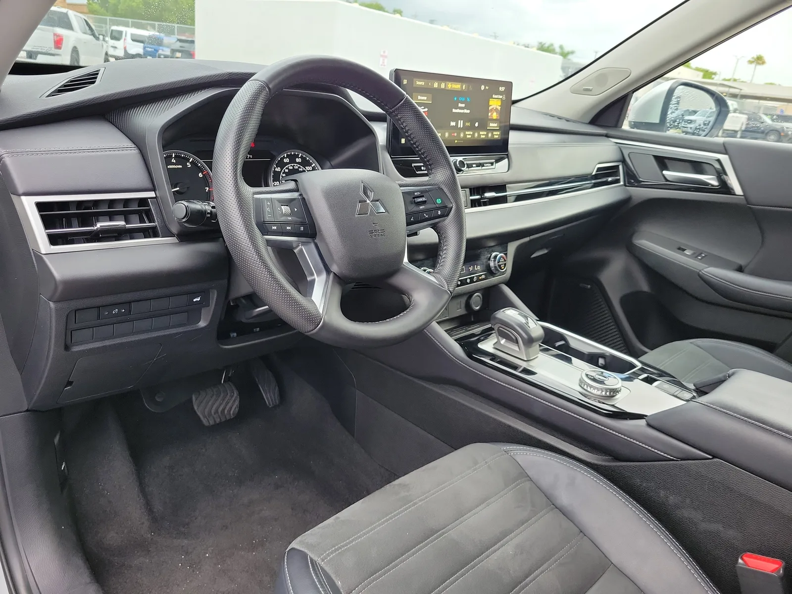 2025 Mitsubishi Outlander SE photo 9