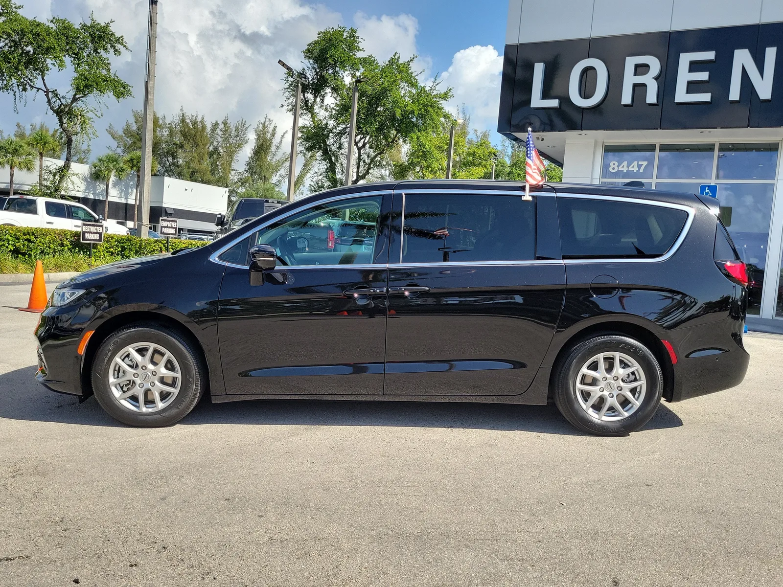 2024 Chrysler Pacifica Touring L photo 8
