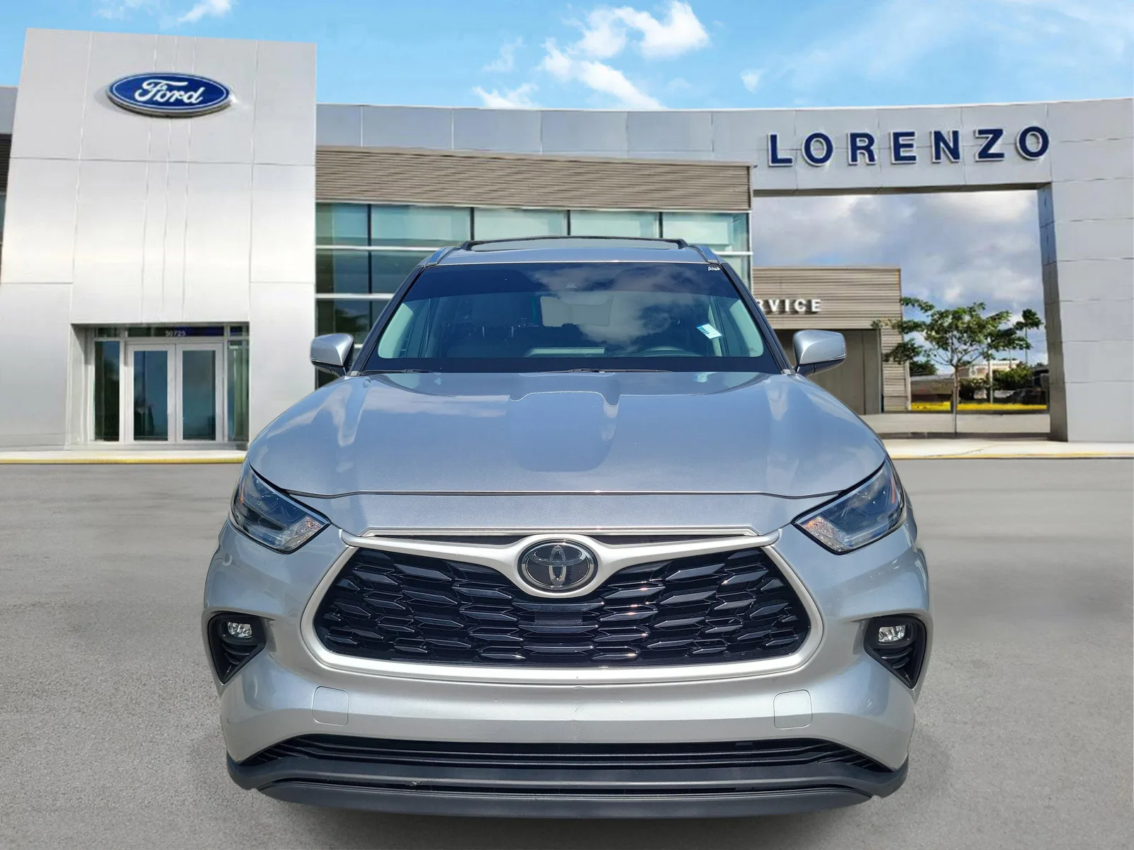 2021 Toyota Highlander XLE photo 2