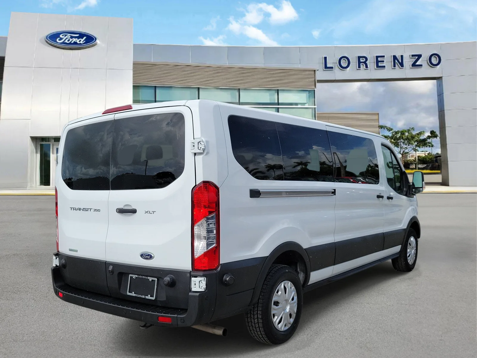 2024 Ford Transit Passenger Wagon XLT photo 5