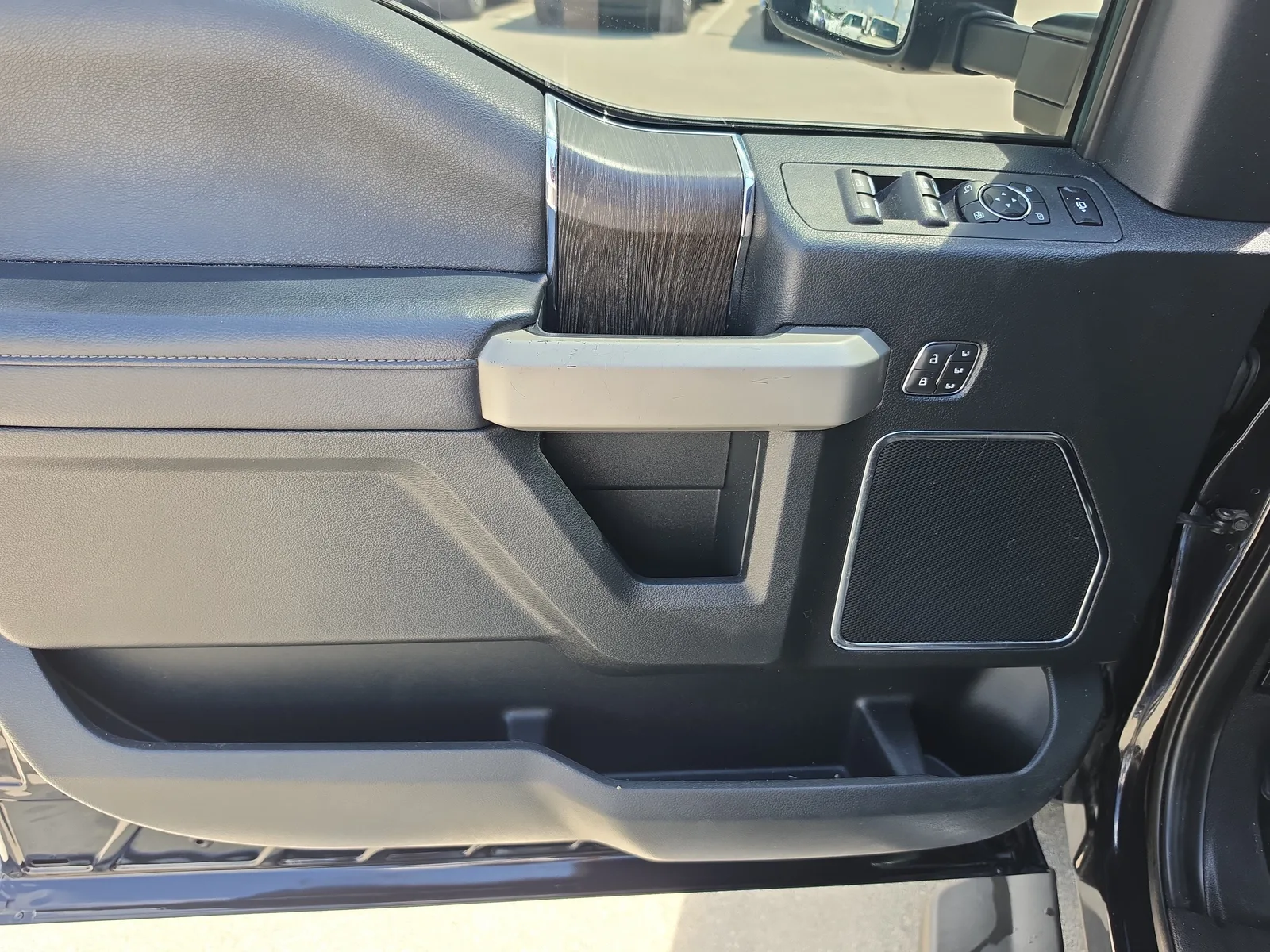 2020 Ford Super Duty F-350 DRW LARIAT 4WD Diesel photo 19