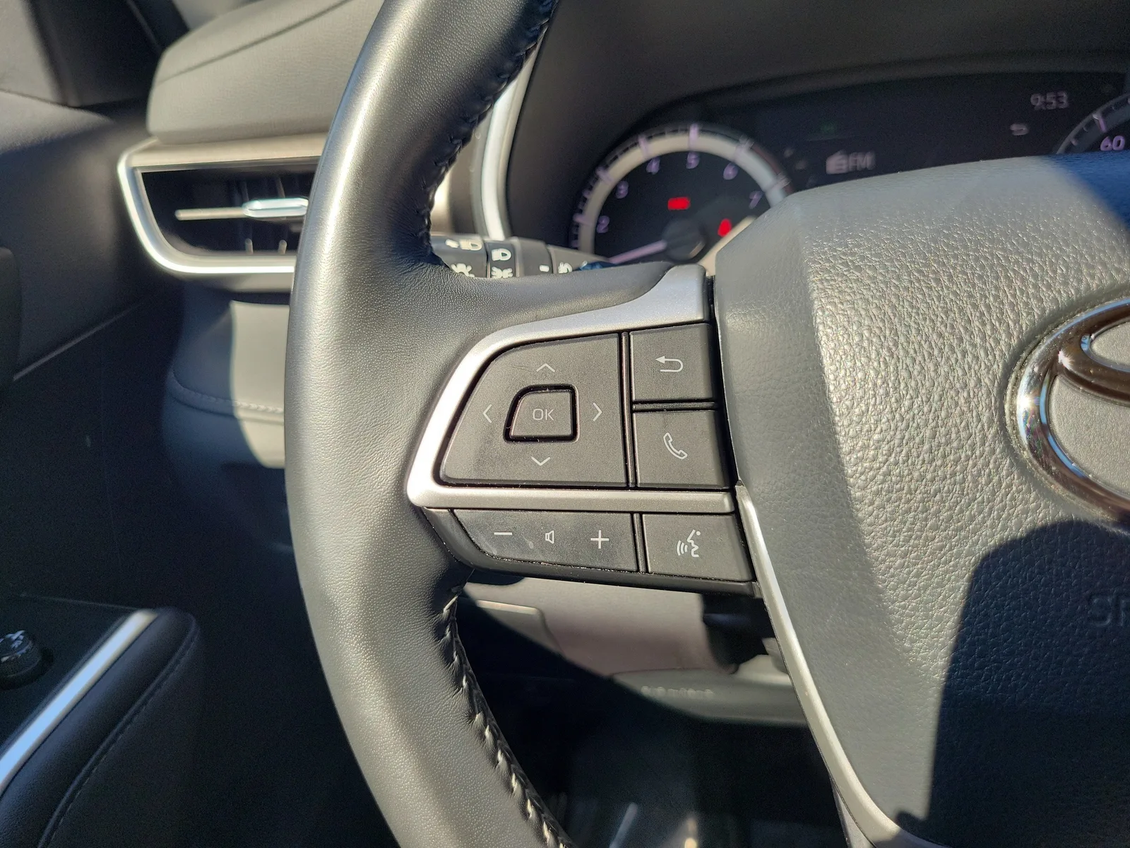2023 Toyota Highlander L photo 21