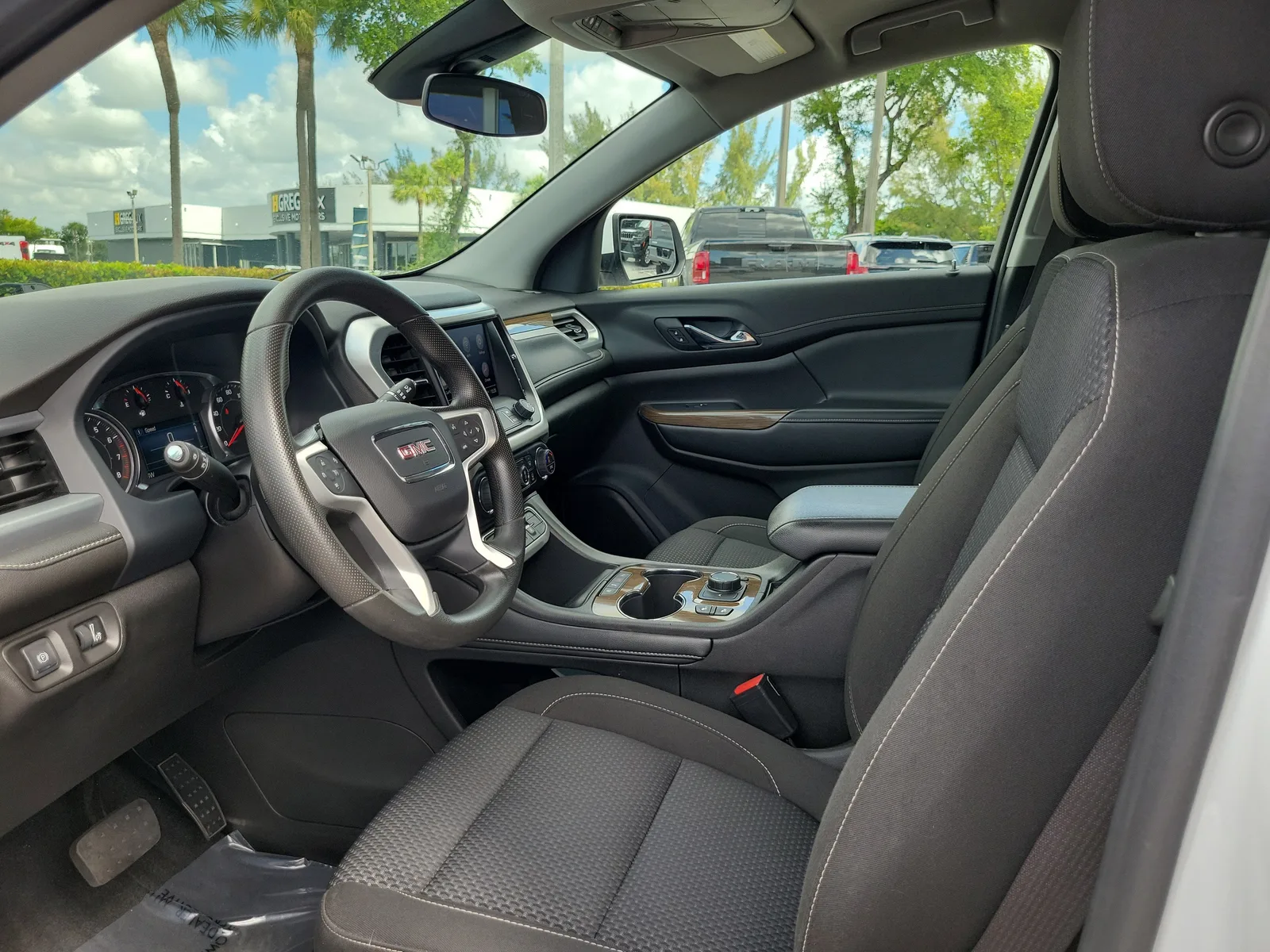 2023 GMC Acadia SLE photo 11