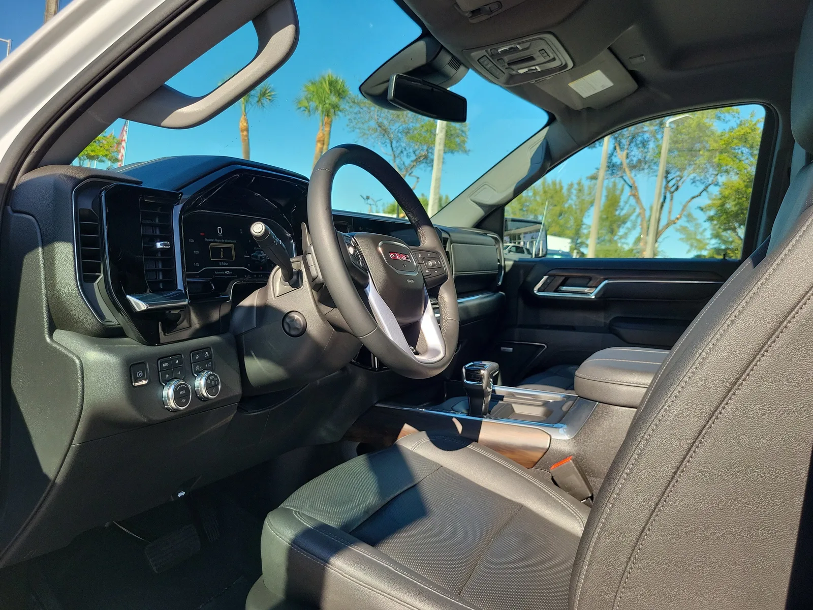 2023 GMC Sierra 1500 SLT photo 9