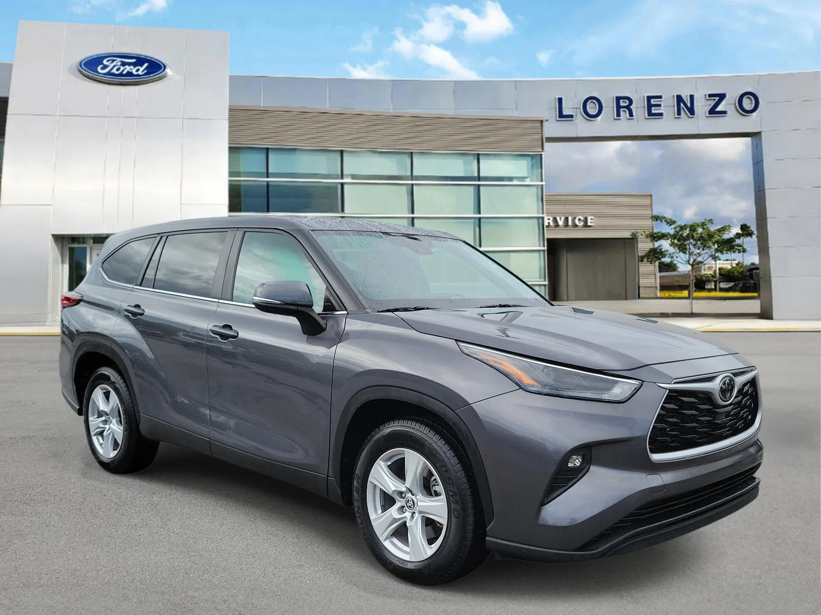 2023 Toyota Highlander LE photo 3