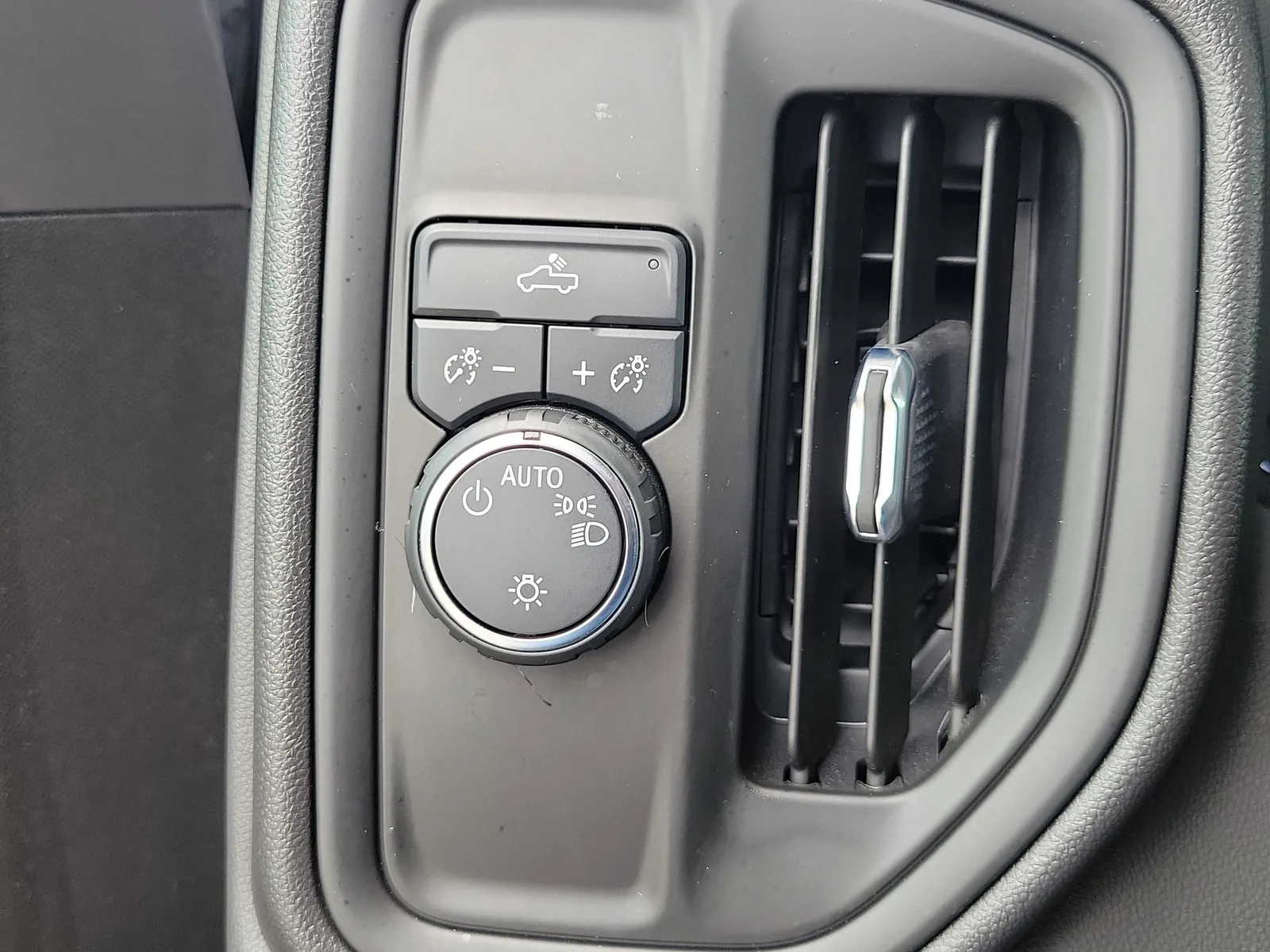 2024 Chevrolet Silverado 1500 Custom photo 23