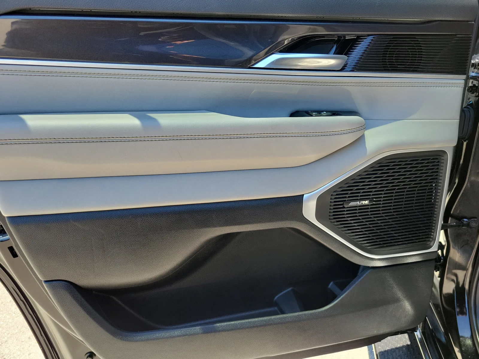 2023 Jeep Wagoneer Base photo 28
