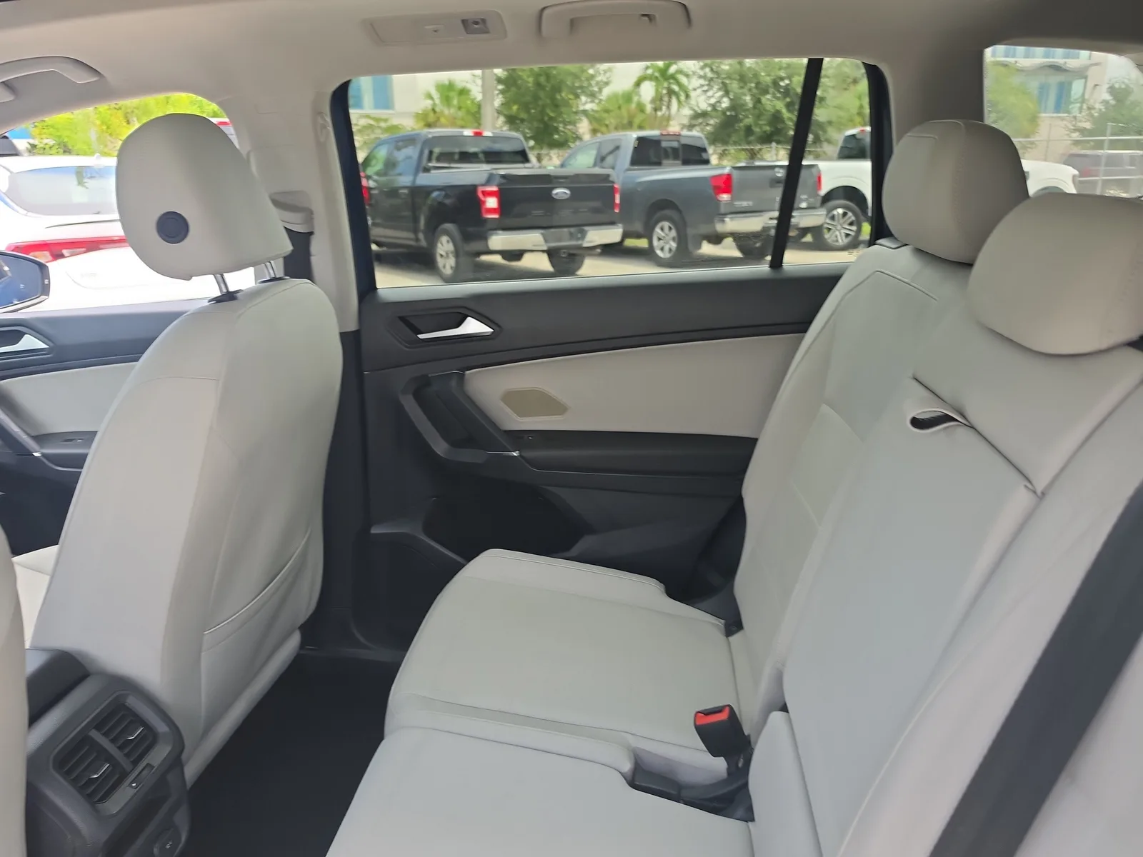 2020 Volkswagen Tiguan SE photo 14