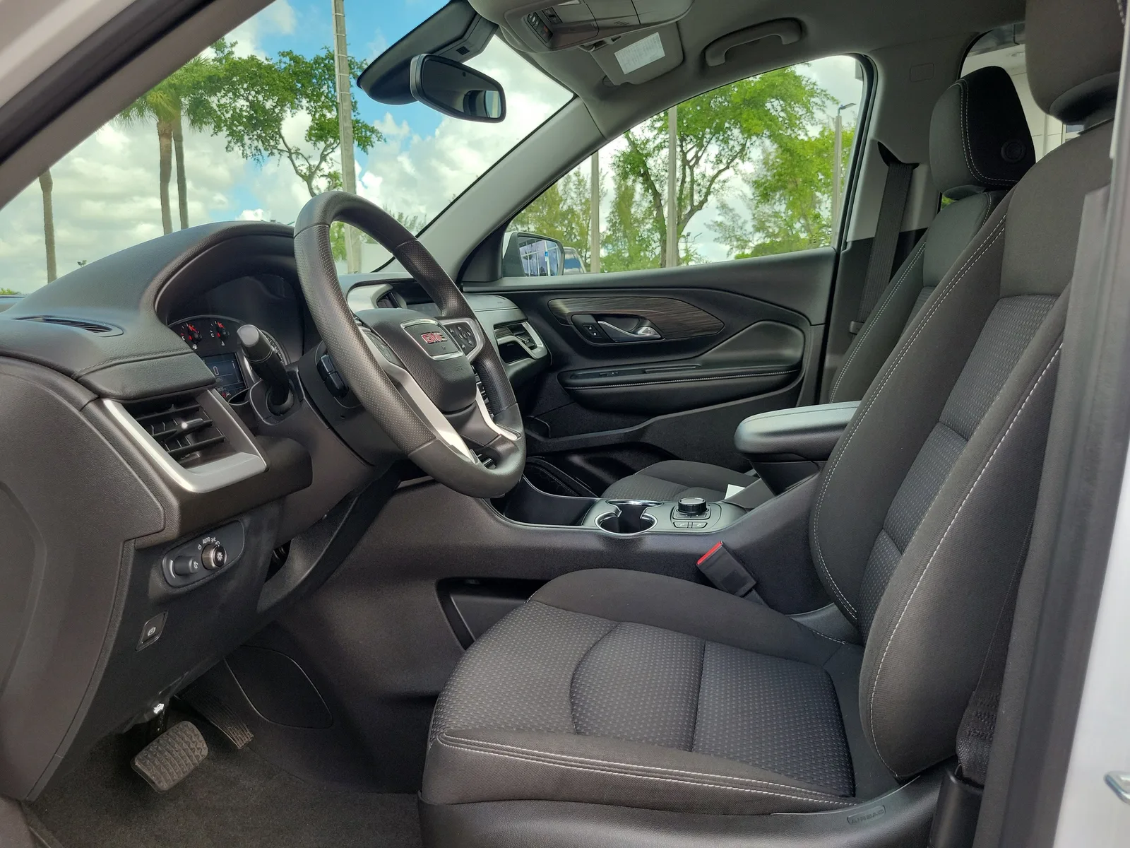 2024 GMC Terrain SLE photo 12