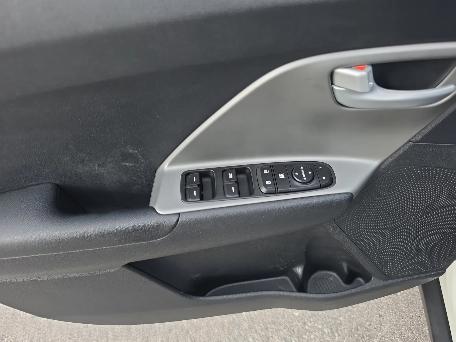 2017 Kia Niro LX photo 19