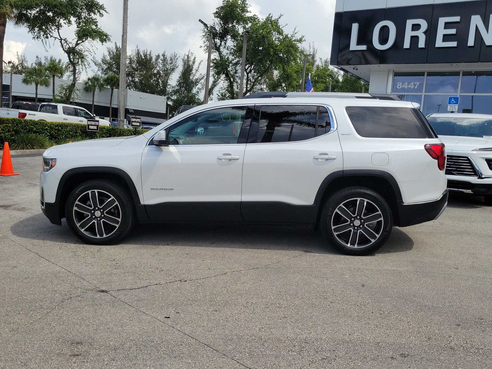 2023 GMC Acadia SLT photo 8
