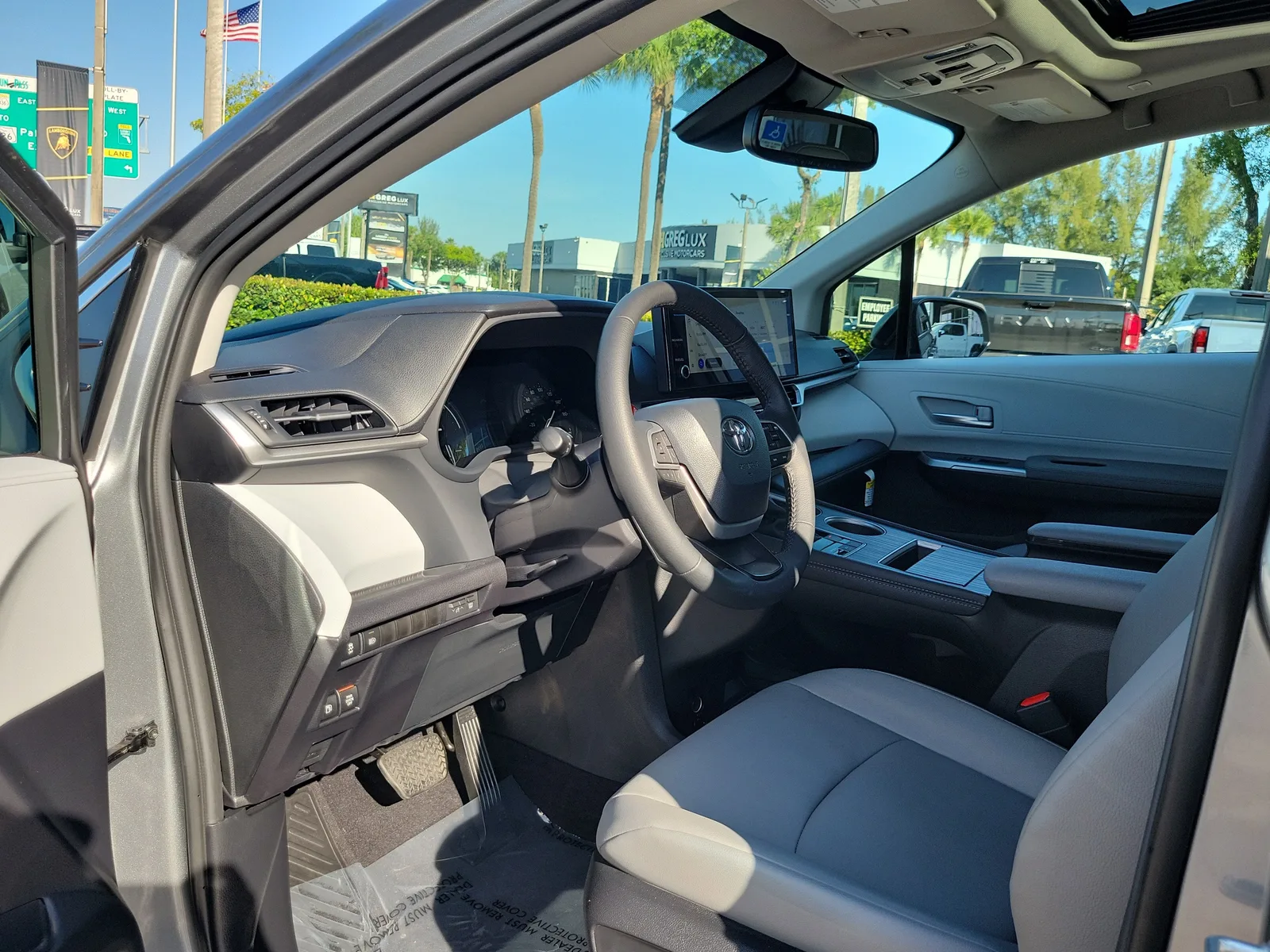 2026 Toyota Sienna XLE photo 9
