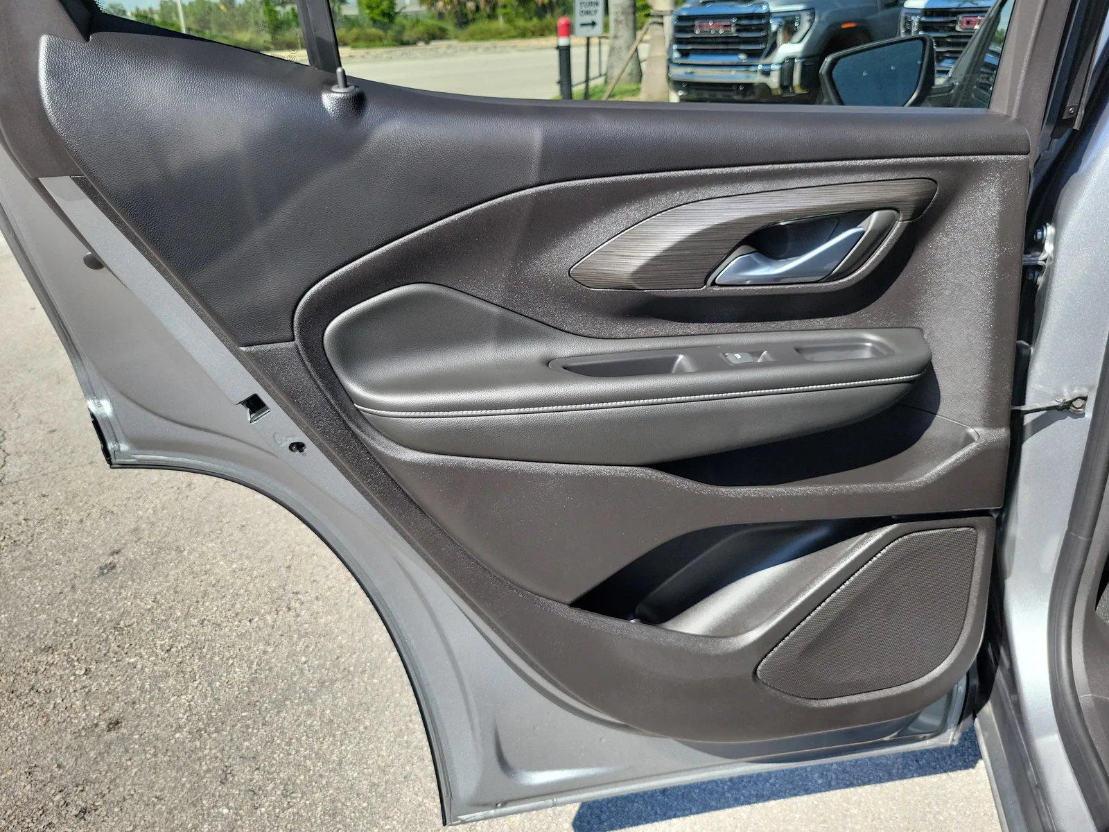 2024 GMC Terrain SLE photo 11