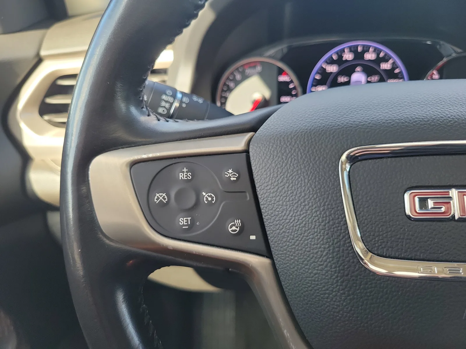 2020 GMC Acadia Denali photo 19