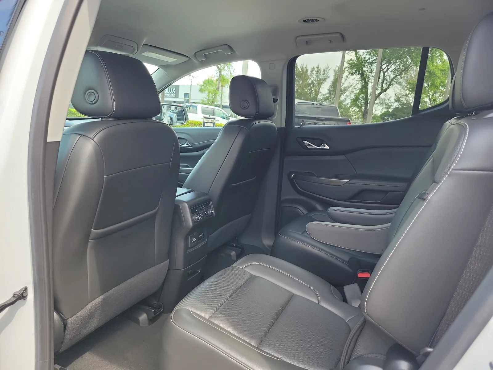 2023 GMC Acadia SLT photo 13